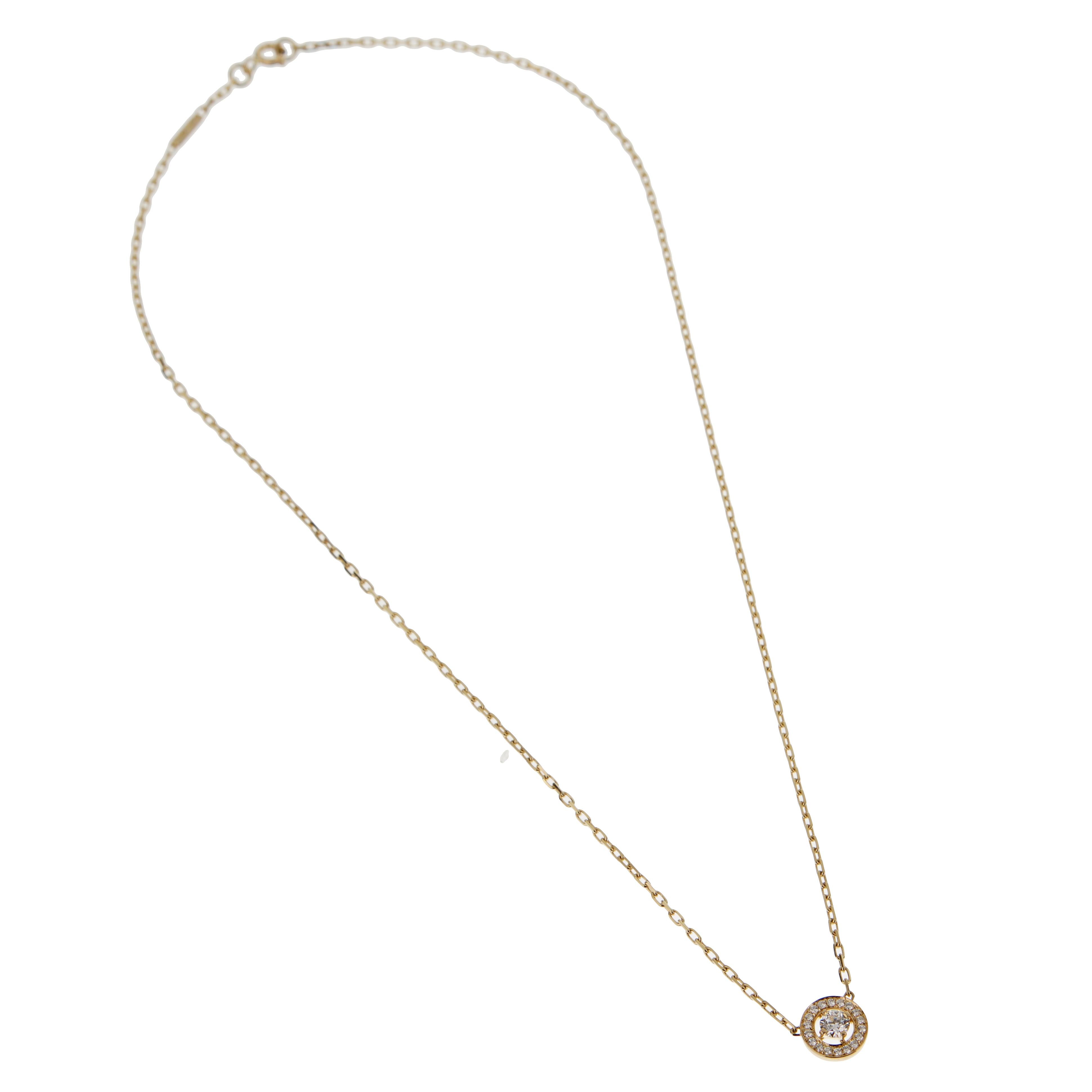 Le collier pendentif solitaire à diamants en or jaune 18 carats de Boucheron incarne l'élégance parisienne et l'art légendaire de la maison. En son cœur se trouve un solitaire en diamant taille brillant encadré par des accents pavés, rayonnant de