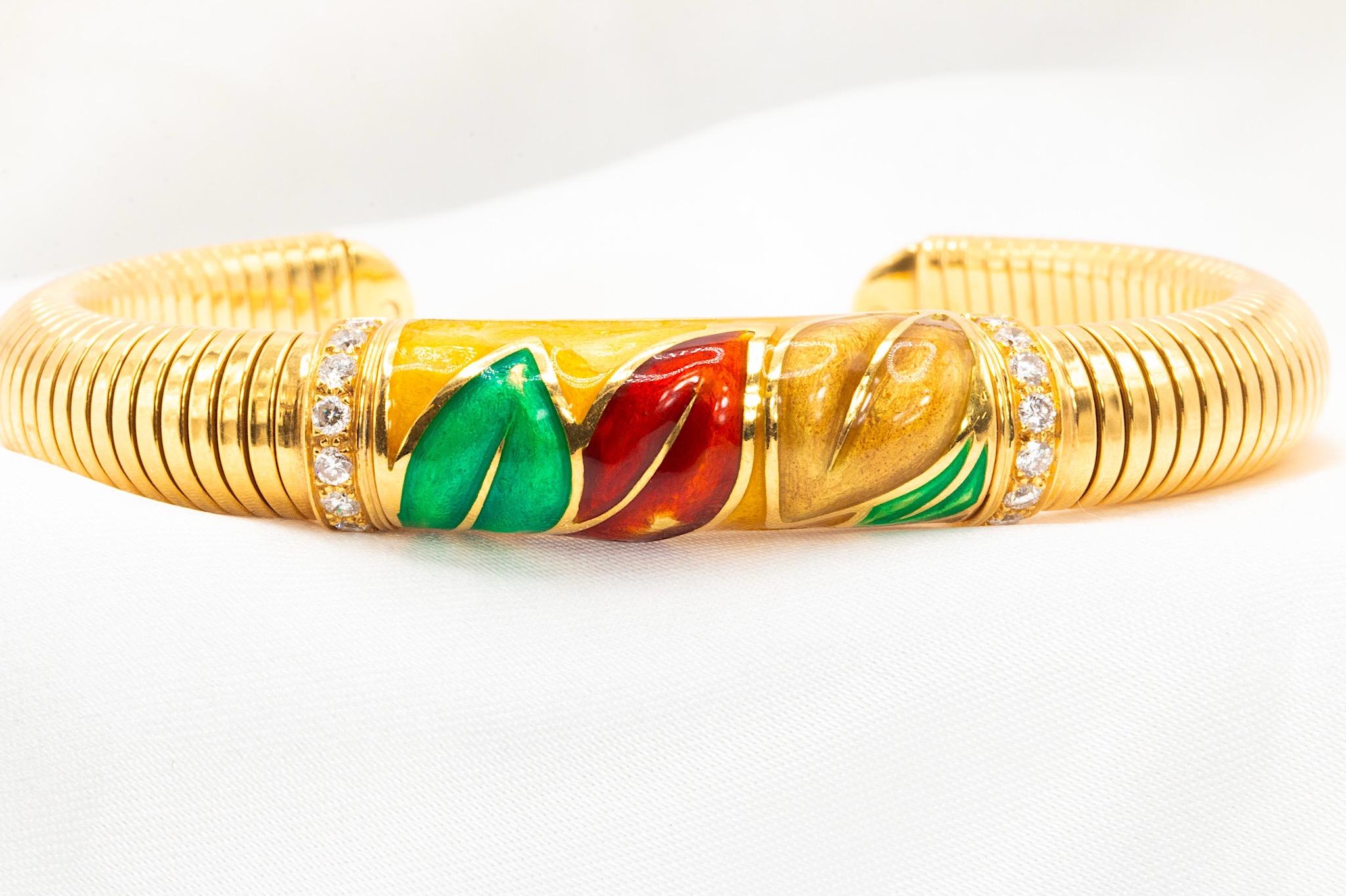 Découvrez l'élégance intemporelle de ce bracelet manchette vintage de Boucheron, datant des années 1960 ou 1970. Méticuleusement réalisée en or jaune 18 carats, elle présente un délicat motif de feuilles en émail, qui témoigne du raffinement