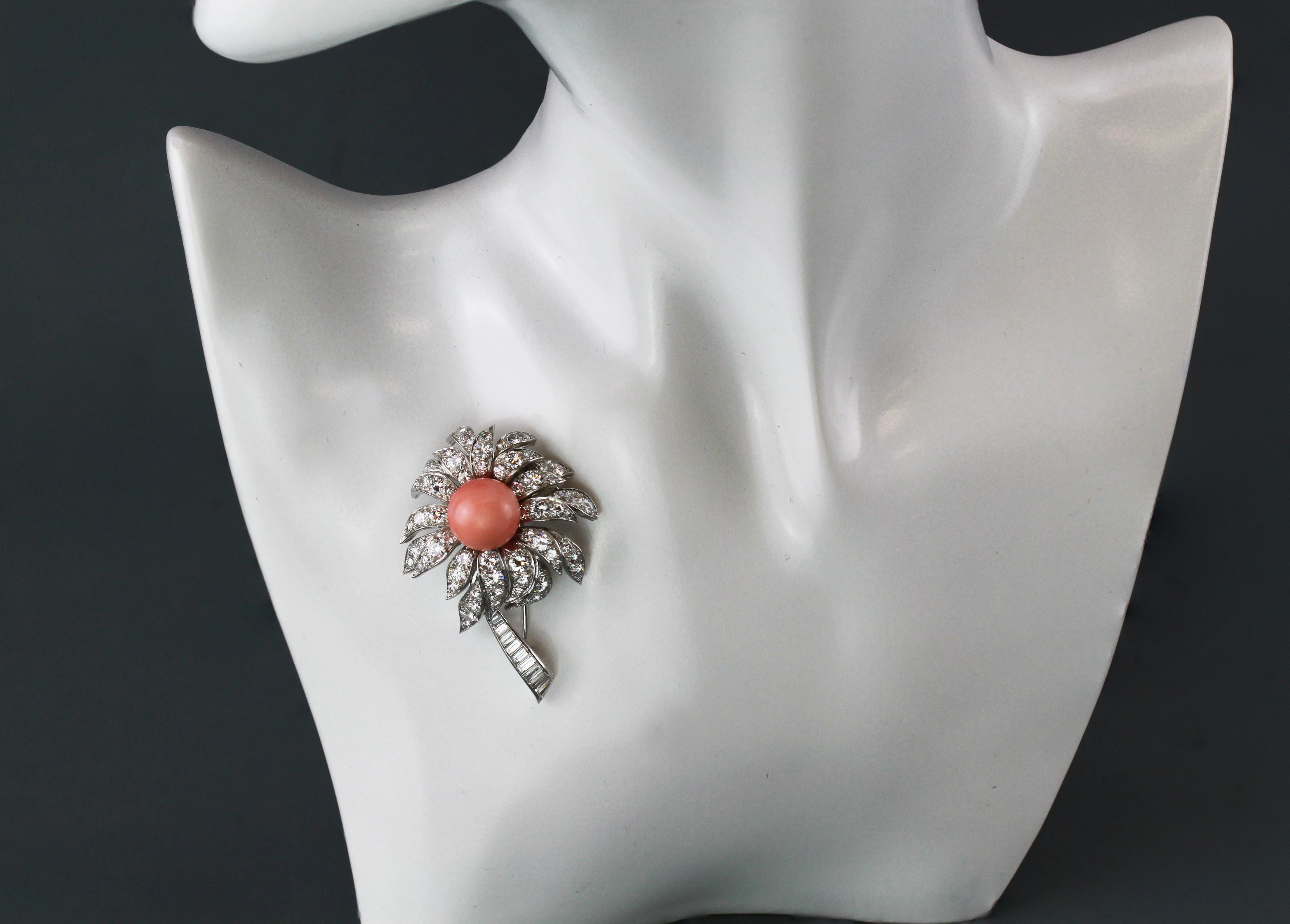 Boucheron 18kt white gold flower shaped brooch with a central coral stone of approx 7 carats, and diamond decorated flower petals.
Designer: Boucheron
Made in France, Paris 1990's
Fully hallmarked.

Dimension - 
Size : 5.3 x 3.5 x 2 cm
Weight : 23