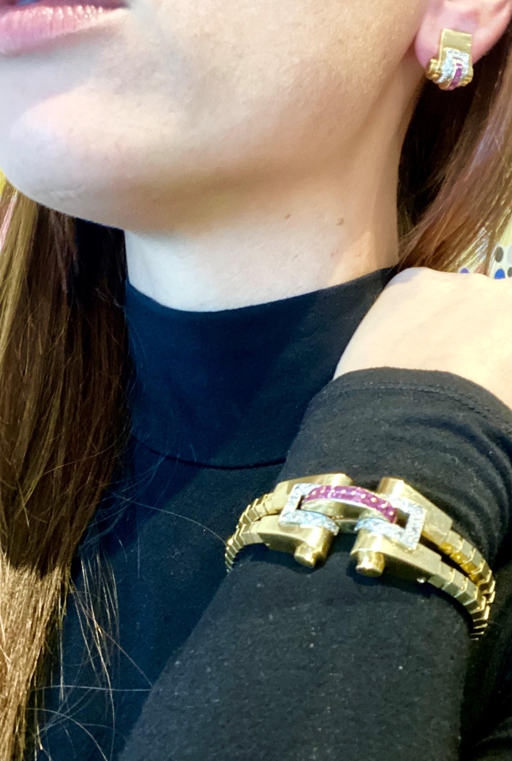 Ein Armband und Ohrringe, entworfen von Boucheron.

Äußerst seltene Suite, die in Paris Frankreich vom Juwelierhaus Boucheron während der späten Art-Déco-Periode in den 1930er Jahren geschaffen wurde. Dieses Armband und die Clip-Ohrringe sind