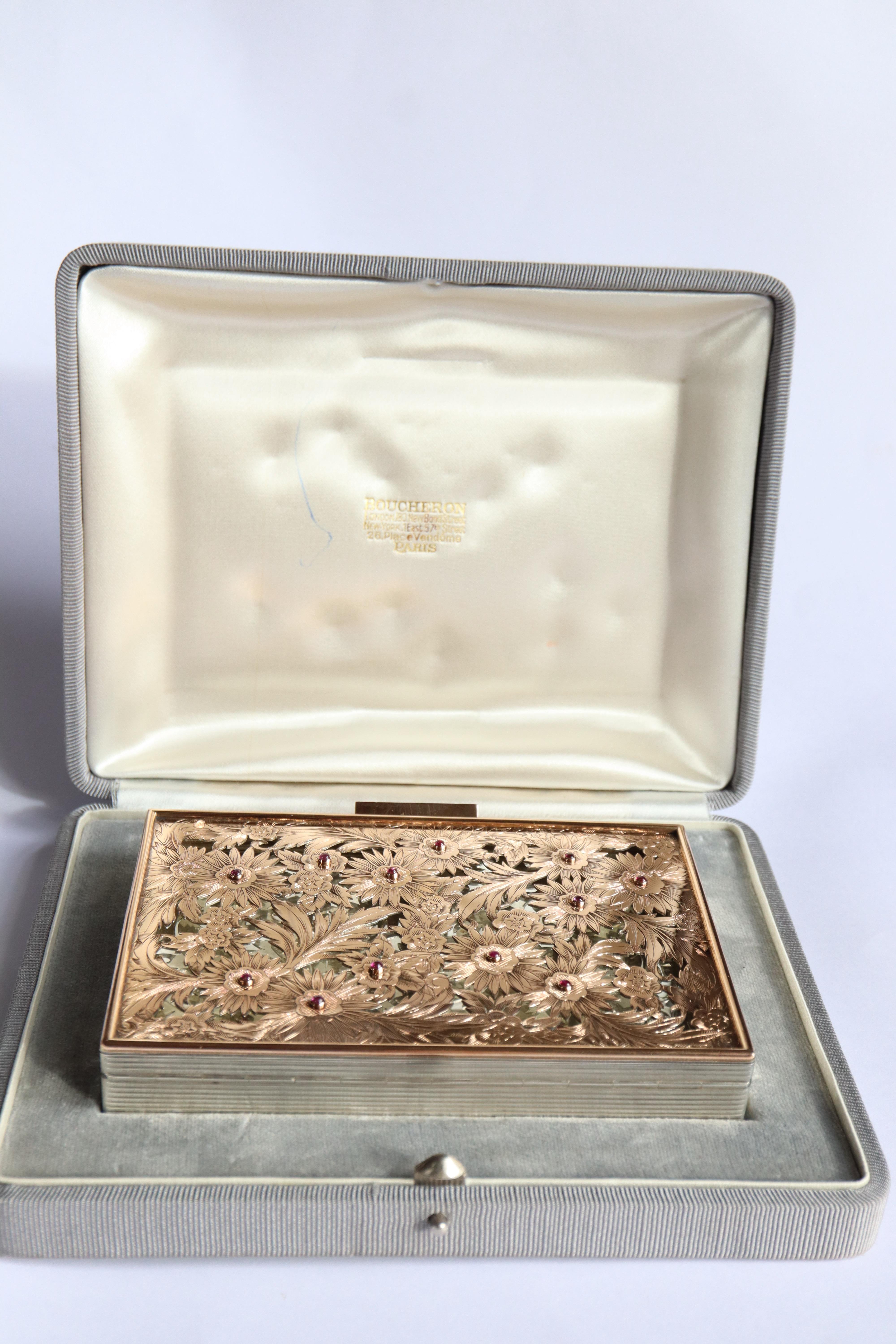 BOUCHERON, años 1940-1950 Kit de Belleza Oro Plata Rubíes con Bolsa y Caja en venta 5