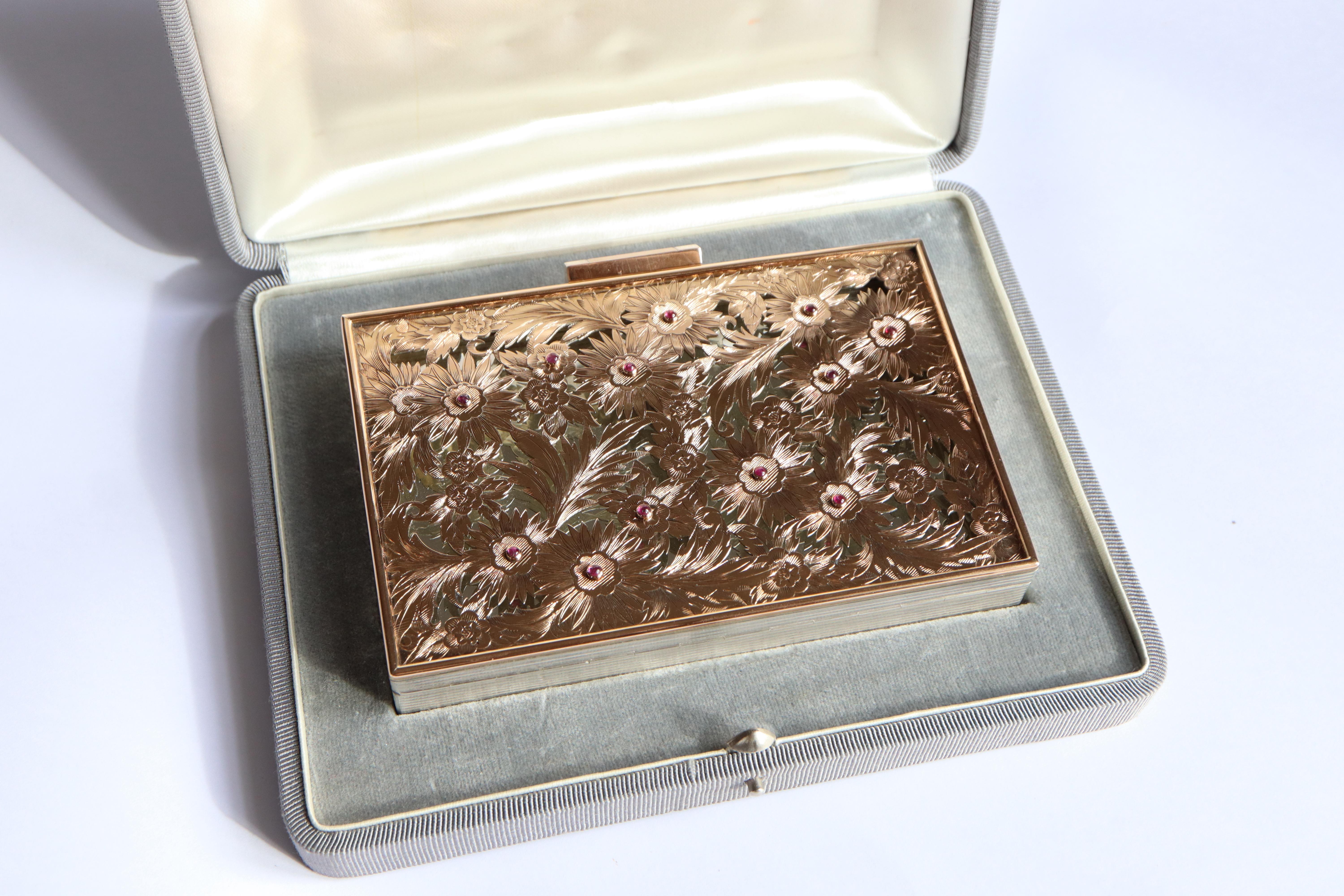 BOUCHERON, años 1940-1950 Kit de Belleza Oro Plata Rubíes con Bolsa y Caja en venta 6