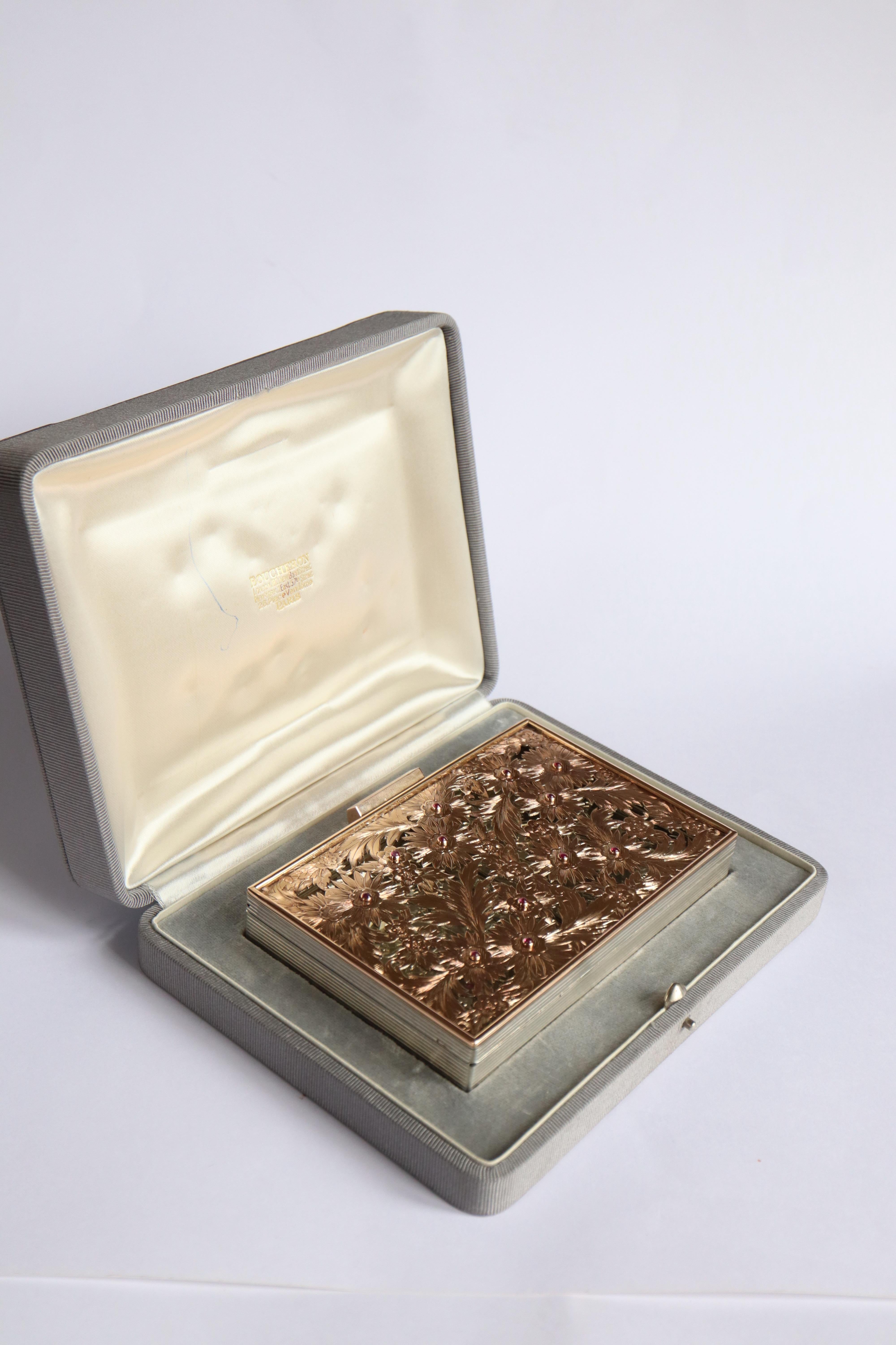 BOUCHERON, años 1940-1950 Kit de Belleza Oro Plata Rubíes con Bolsa y Caja en venta 7