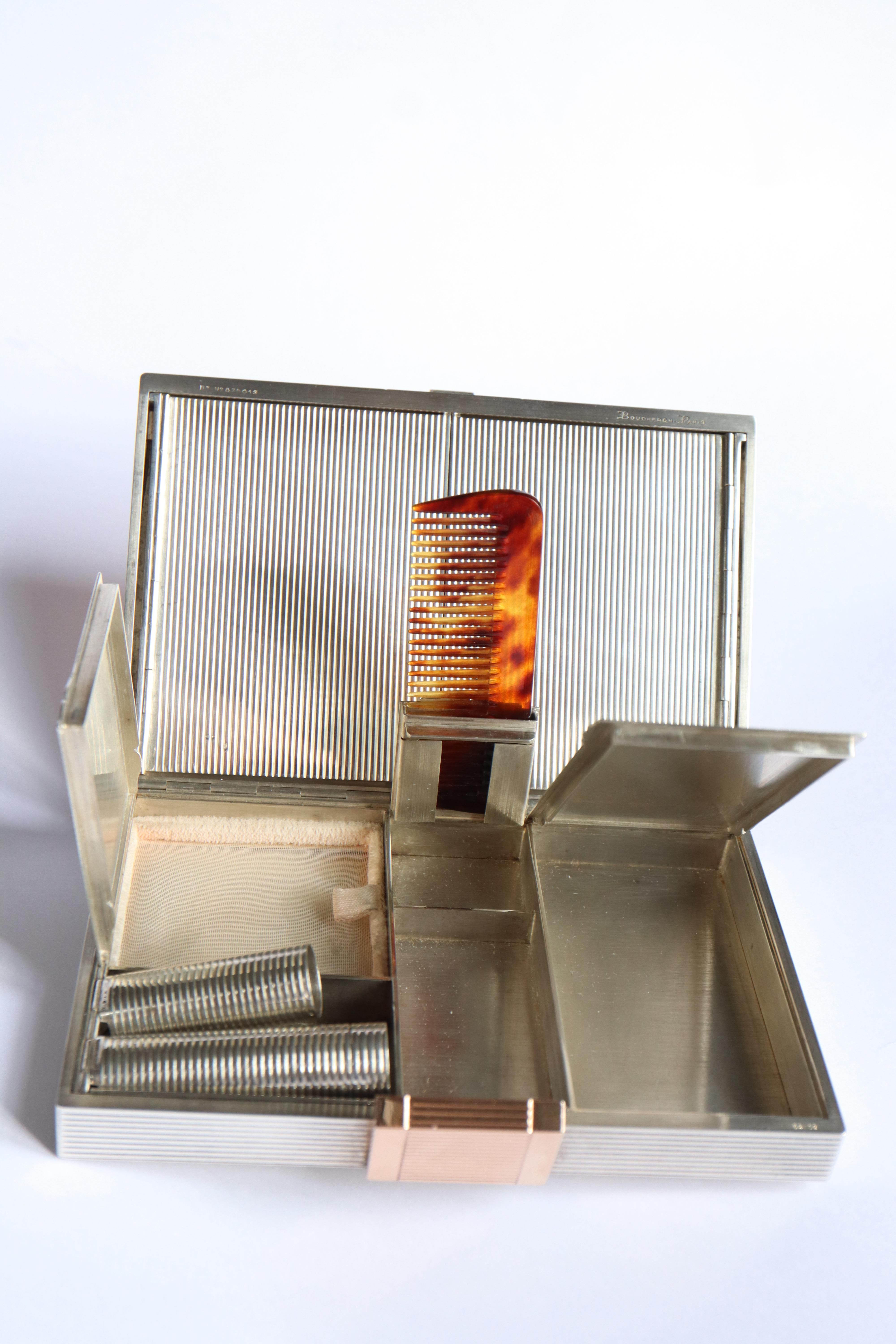 BOUCHERON, años 1940-1950 Kit de Belleza Oro Plata Rubíes con Bolsa y Caja en Bueno estado para la venta en Paris, FR