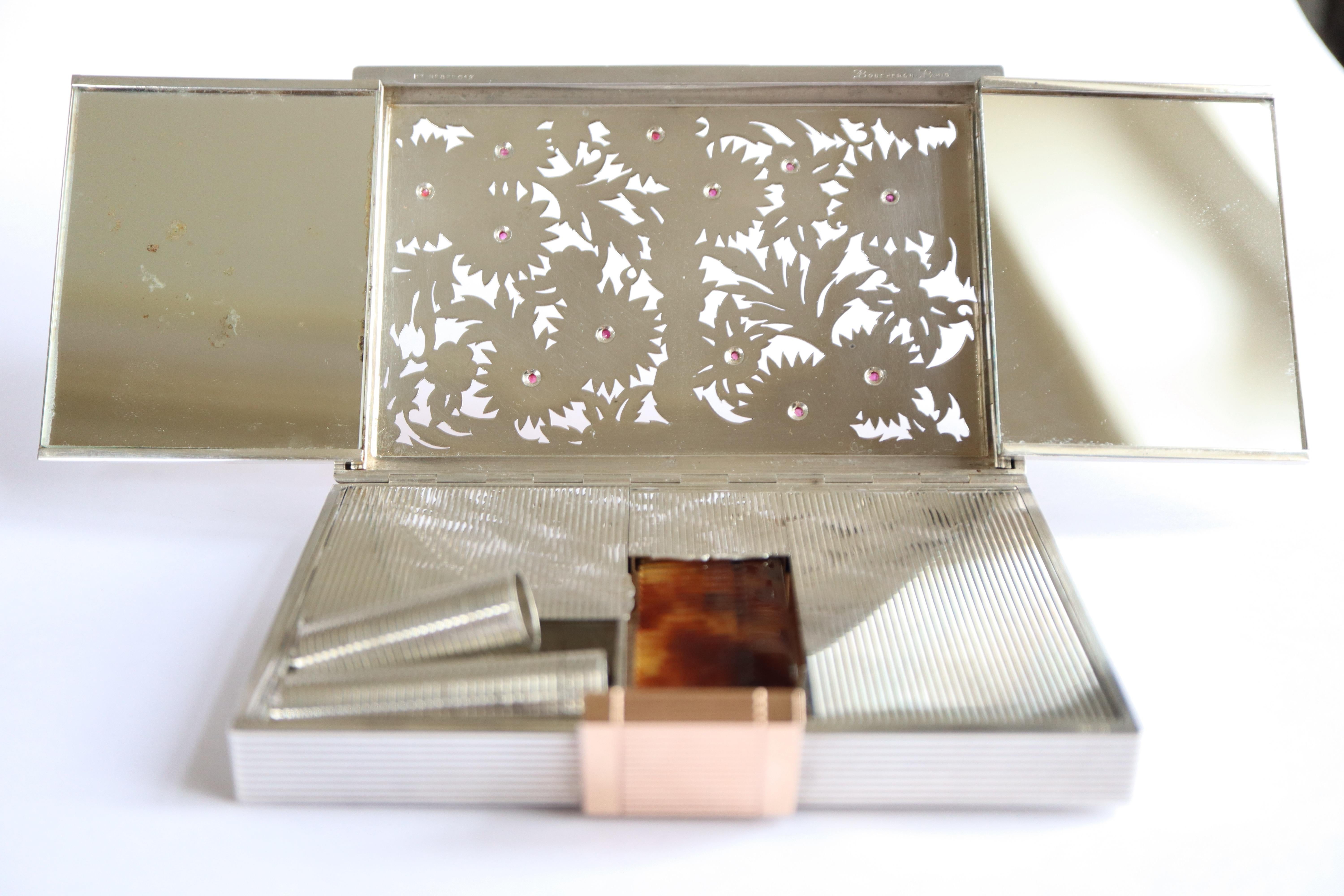 BOUCHERON, años 1940-1950 Kit de Belleza Oro Plata Rubíes con Bolsa y Caja en venta 2