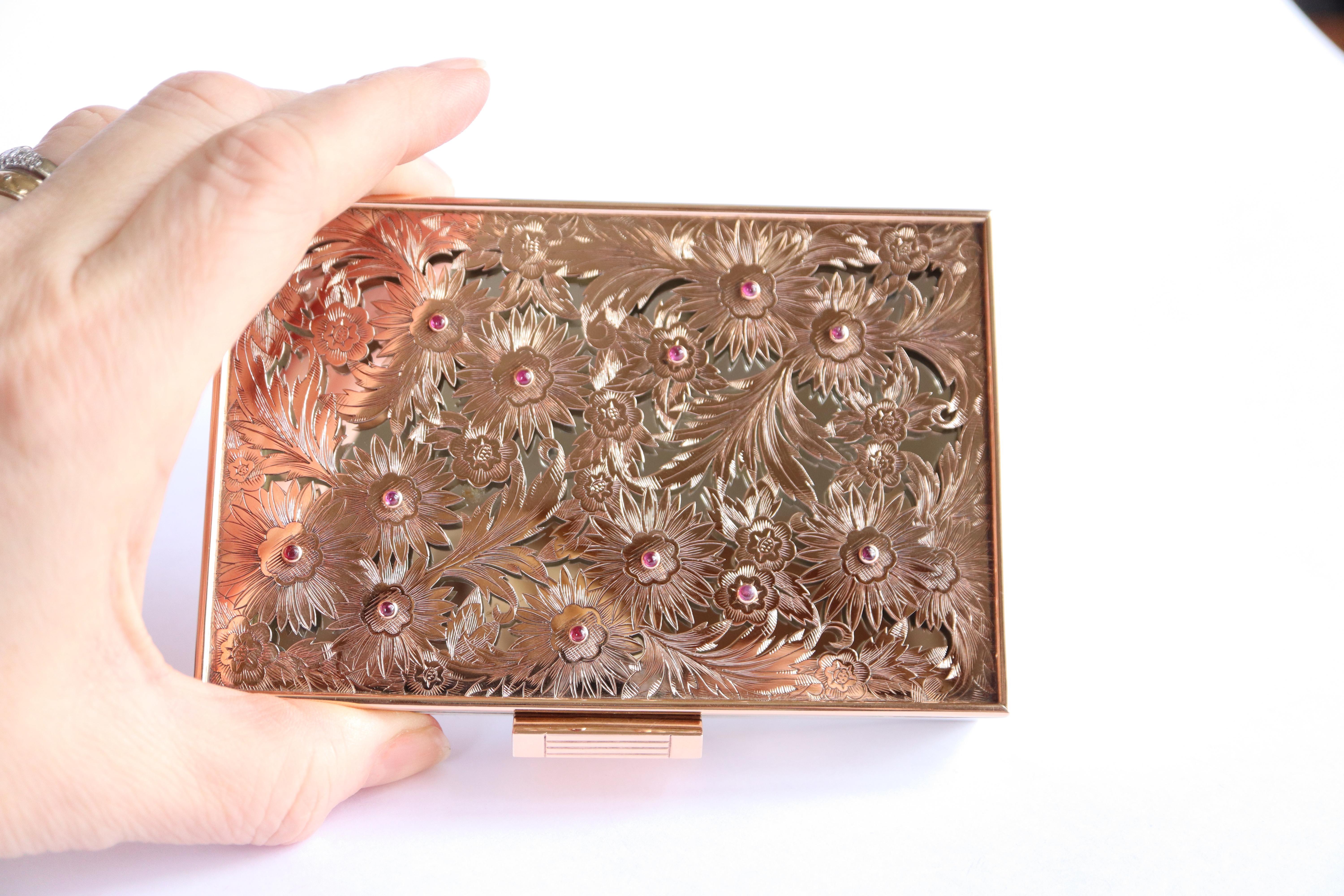 BOUCHERON, años 1940-1950 Kit de Belleza Oro Plata Rubíes con Bolsa y Caja en venta 3