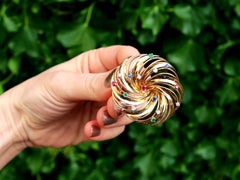 Broche Boucheron 1950 de oro amarillo de 18 quilates con esmeralda, rubí, zafiro y diamantes