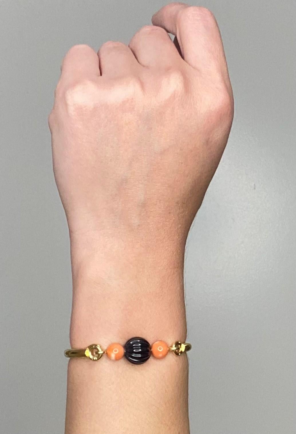Magnifique bracelet bangle conçu par Boucheron.

Un bracelet français vintage, jeune et très chic, réalisé par la maison Boucheron dans les années 1960-1970. Fabriqué par le maître joaillier parisien jean-Thierry Bondt  en or jaune massif 18 carats