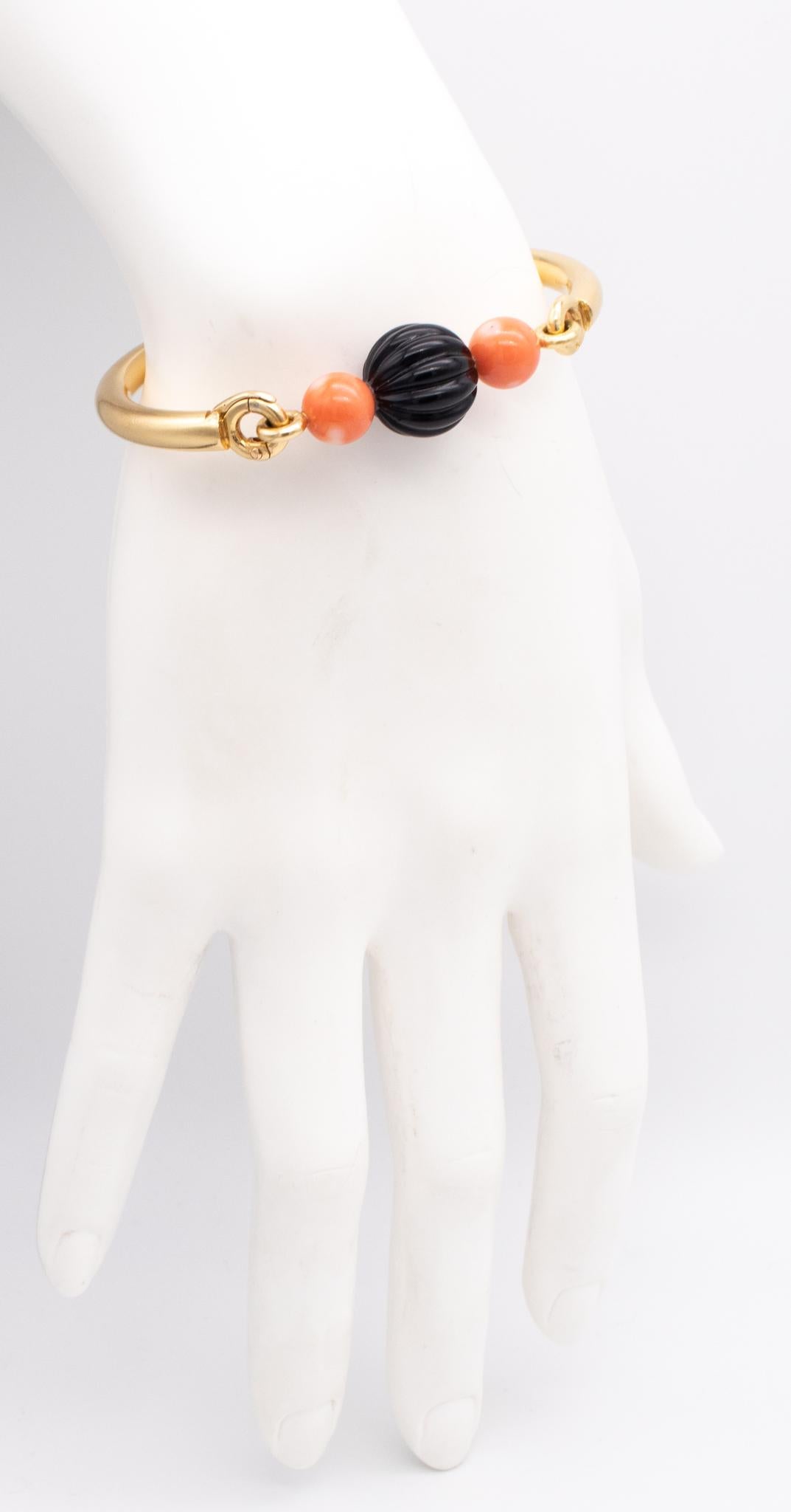 Mixed Cut Boucheron 1970 Paris Colorful Bracelet in 18Kt Yellow Gold with Coral and Onyx