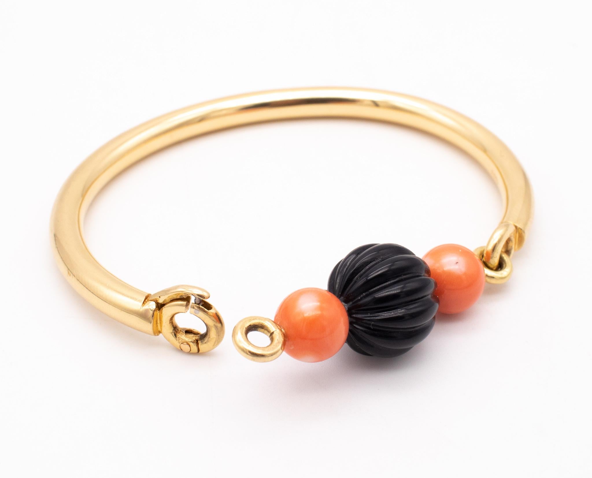 Boucheron Paris Bracelet coloré en or jaune 18 carats avec corail et onyx, 1970 en vente 1