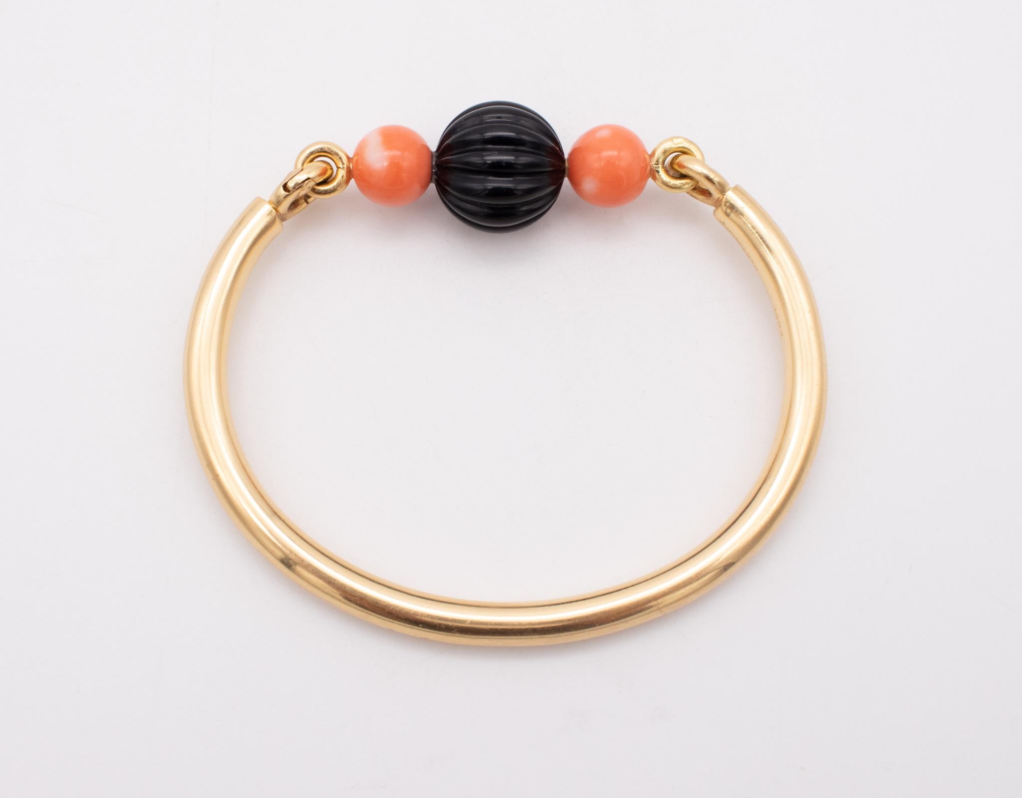 Boucheron Paris Bracelet coloré en or jaune 18 carats avec corail et onyx, 1970 en vente 2