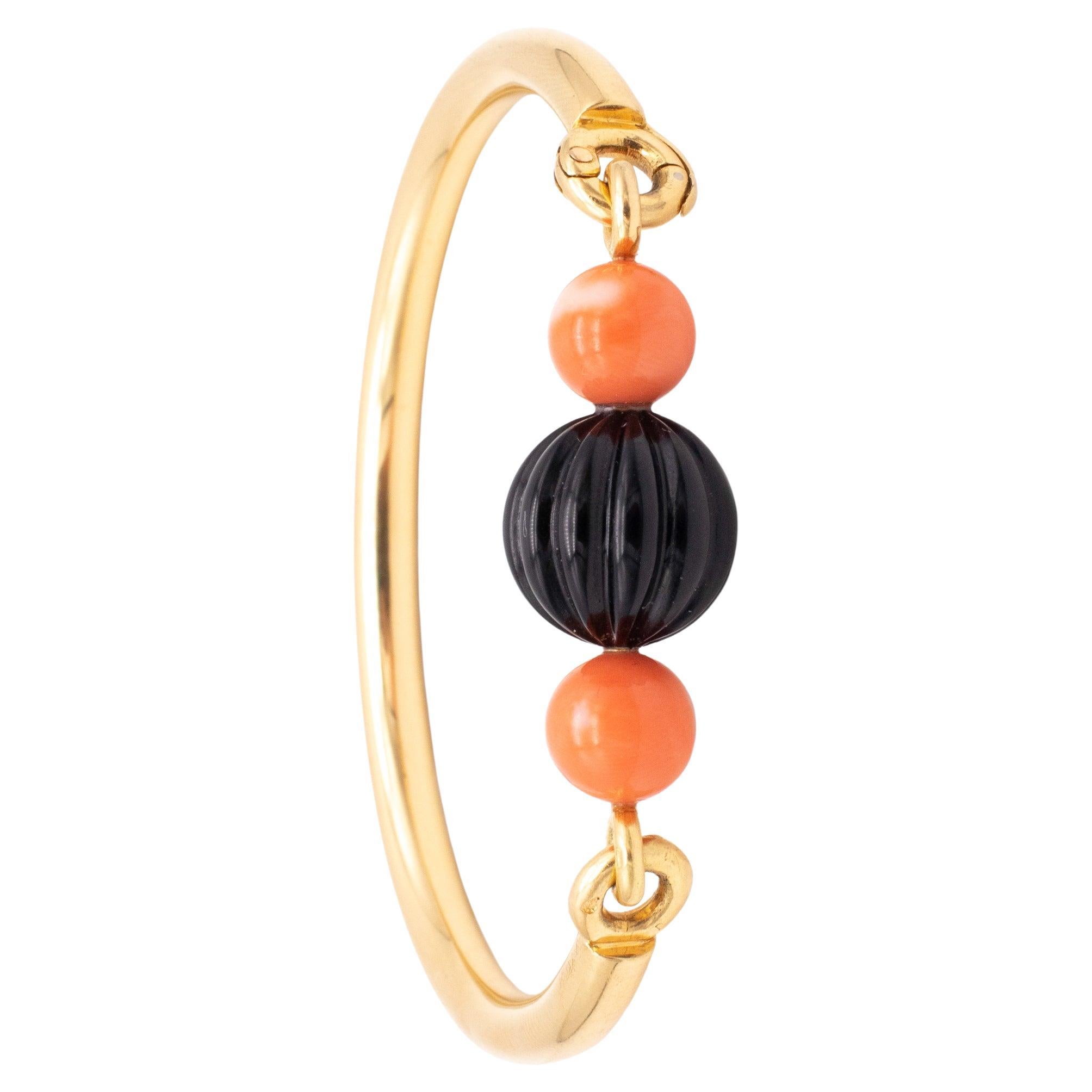 Boucheron Paris Bracelet coloré en or jaune 18 carats avec corail et onyx, 1970 en vente