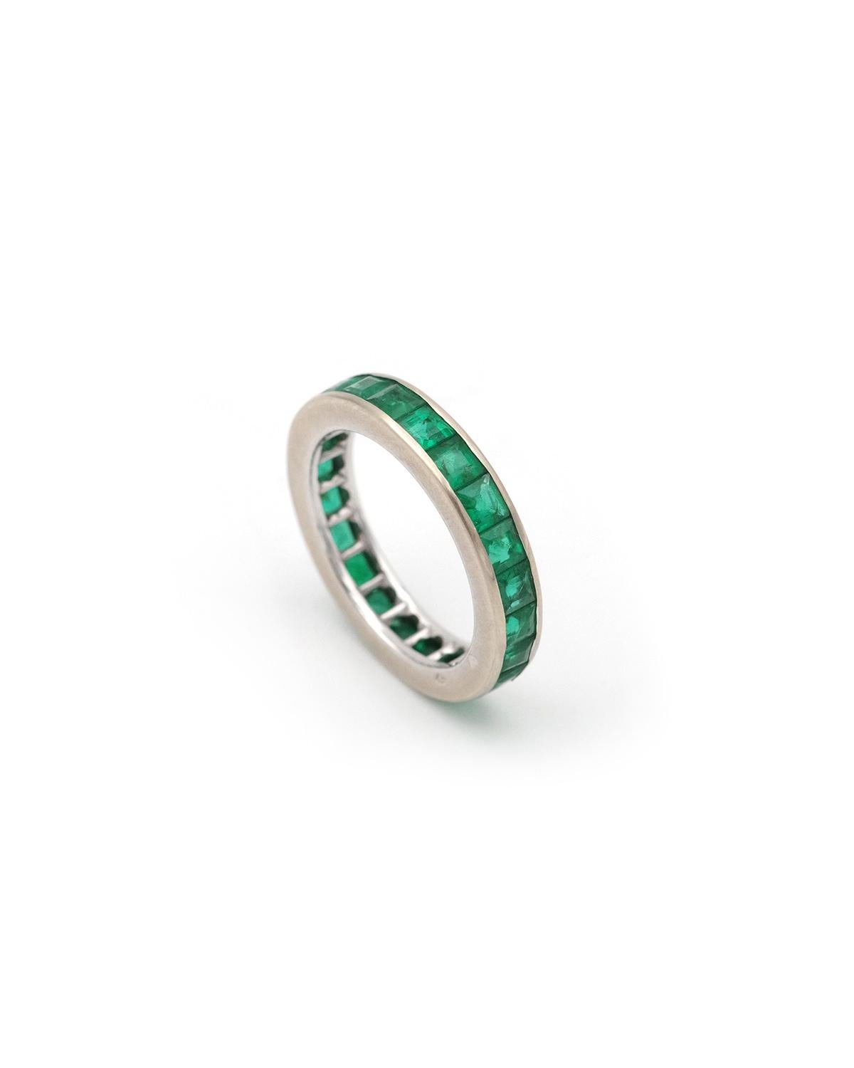 Bague d'éternité en émeraude de Boucheron avec émeraudes de 2,31 carats en or blanc 18 carats. Alliance Boucheron sertie de 21 émeraudes naturelles de taille princesse, d'un beau vert profond (probablement de Colombie). Une alliance vintage, circa