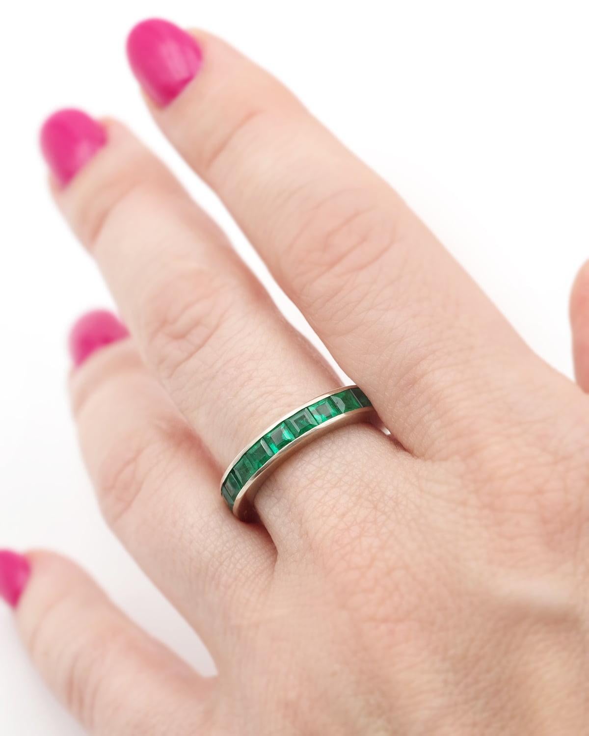 Moderne Boucheron 2.31 ct émeraude bague d'éternité vintage or blanc 18k en vente