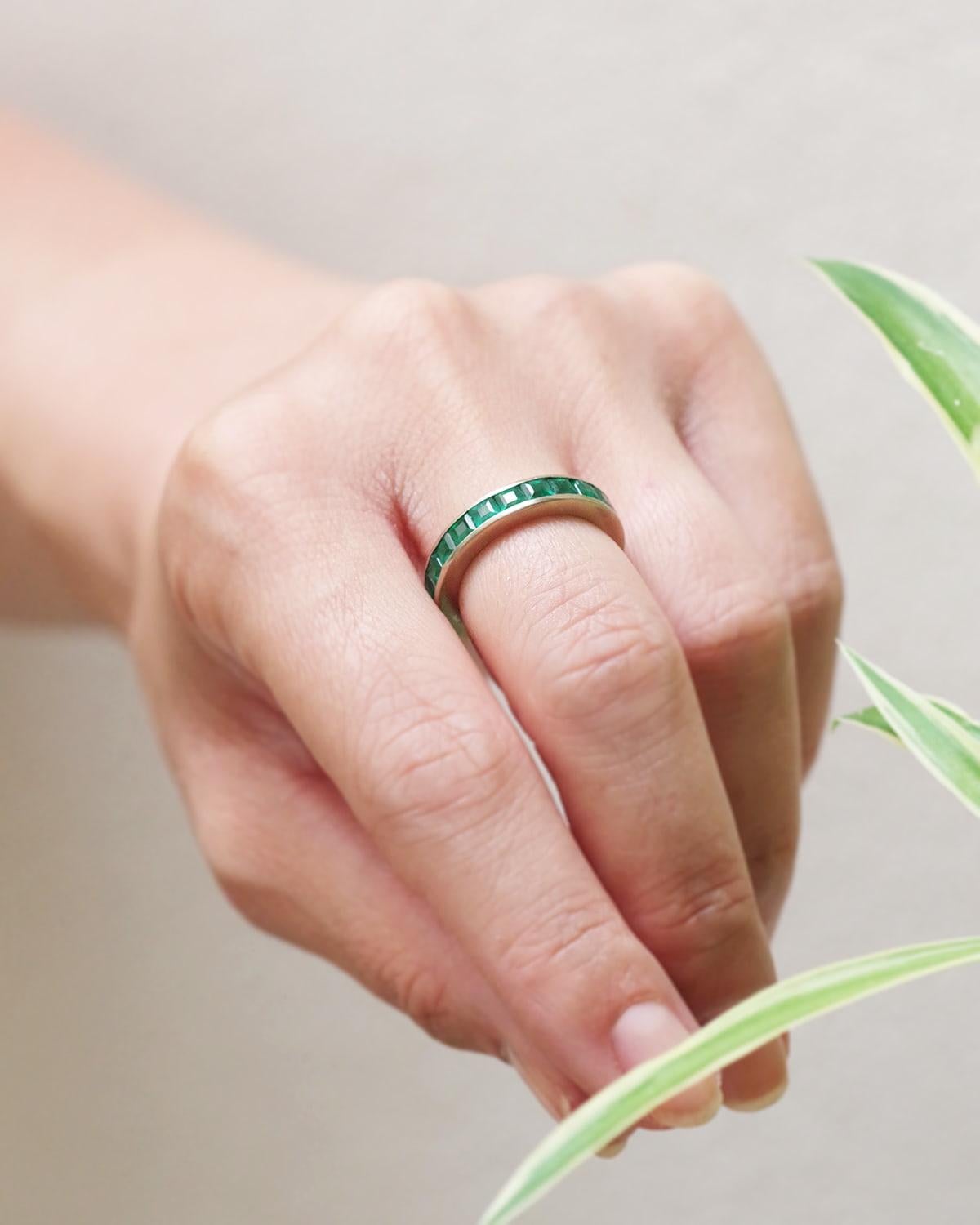 Boucheron 2.31 ct émeraude bague d'éternité vintage or blanc 18k Bon état - En vente à PARIS, FR