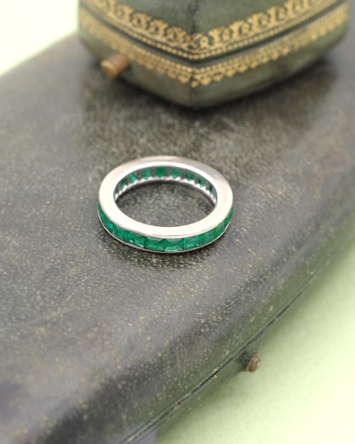 Boucheron 2.31 ct émeraude bague d'éternité vintage or blanc 18k Pour femmes en vente
