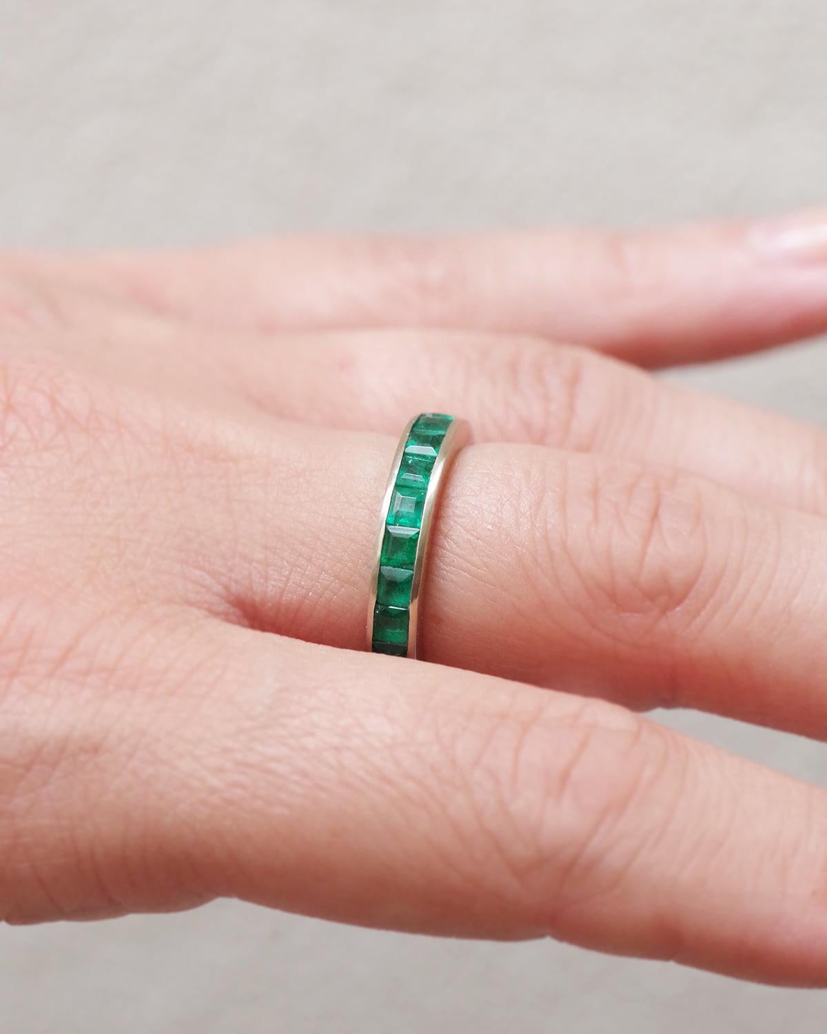 Boucheron 2.31 ct émeraude bague d'éternité vintage or blanc 18k en vente 1