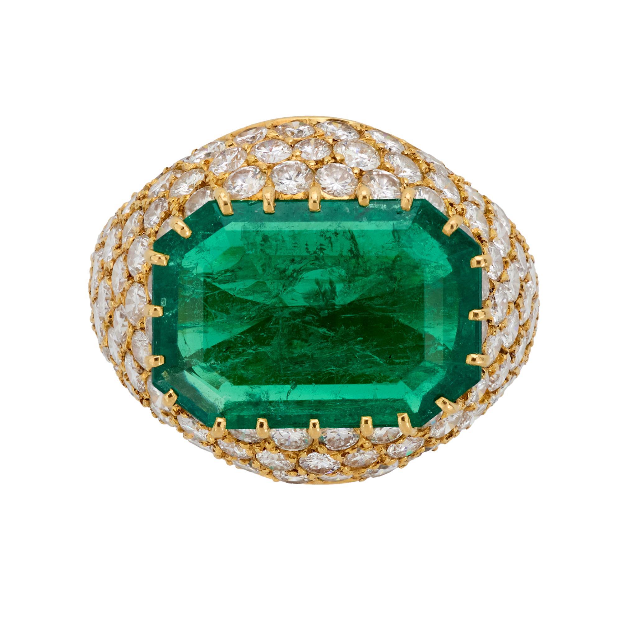 Modern Boucheron 4.87 carat Colombian emerald diamond 18k gold ring For Sale