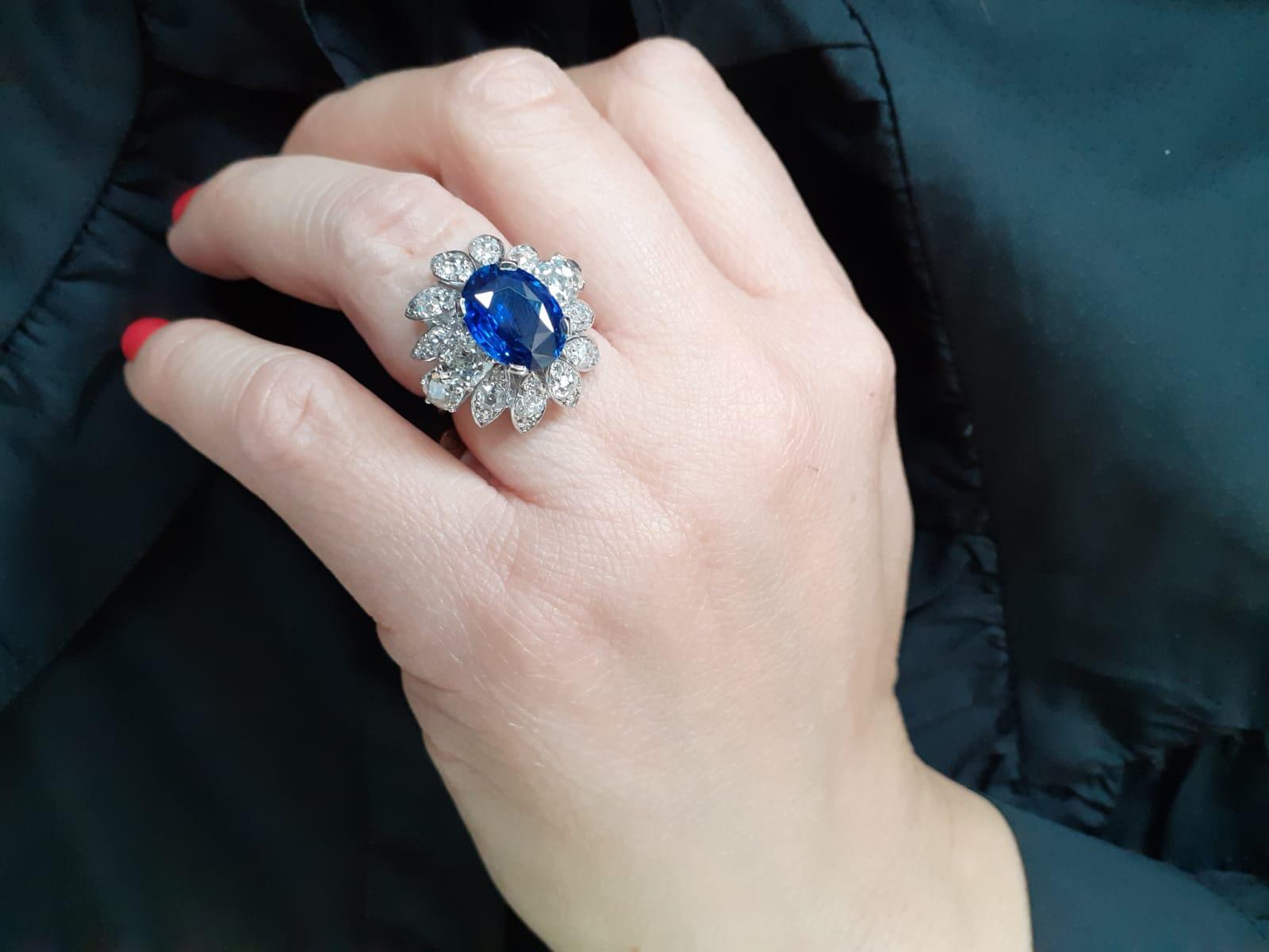 Boucheron 4,90 Karat Saphir und Diamant-Cluster-Ring aus Platin, um 1950 (Ovalschliff)