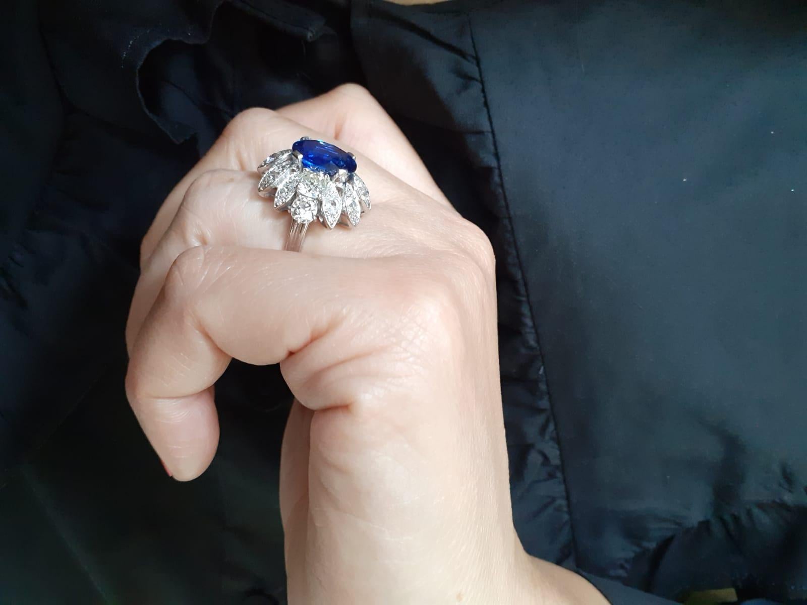 Boucheron 4,90 Karat Saphir und Diamant-Cluster-Ring aus Platin, um 1950 im Zustand „Gut“ in London, GB