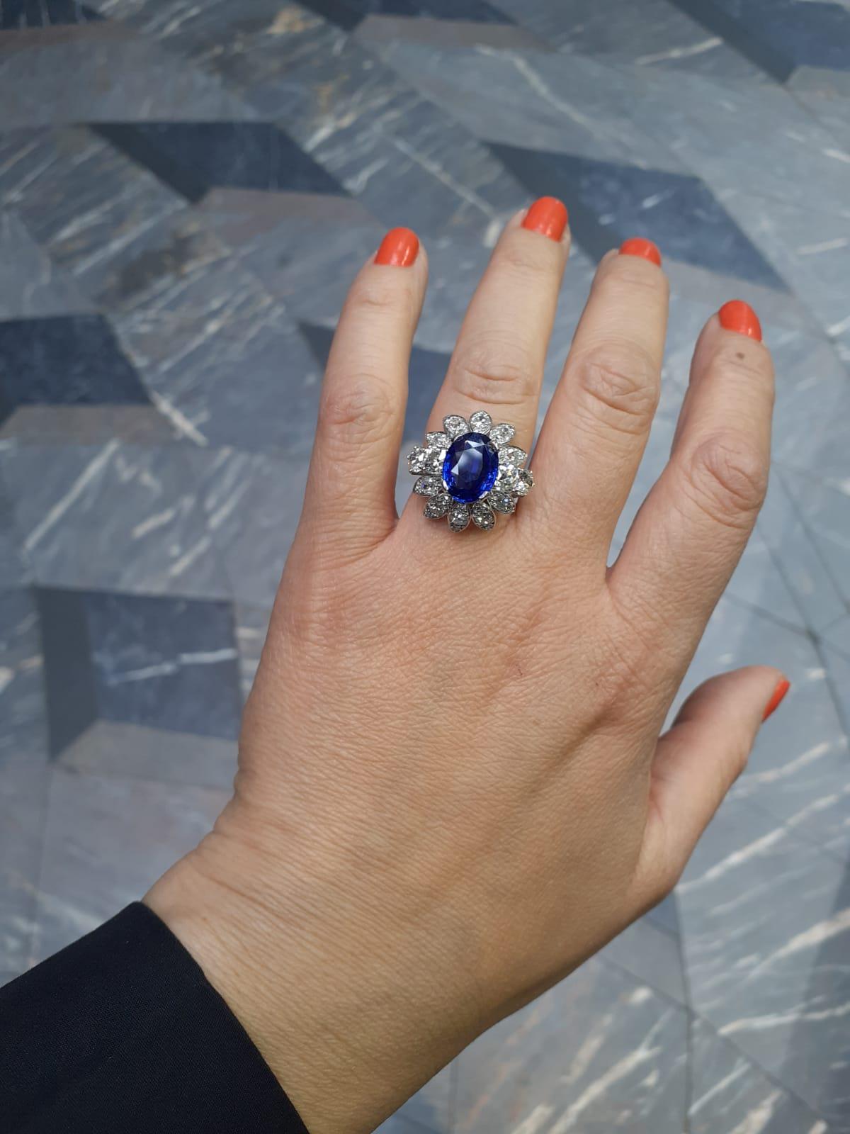 Retro Boucheron 4.90 Carat Sapphire and Diamond Cluster Ring Platinum, Circa 1950 For Sale