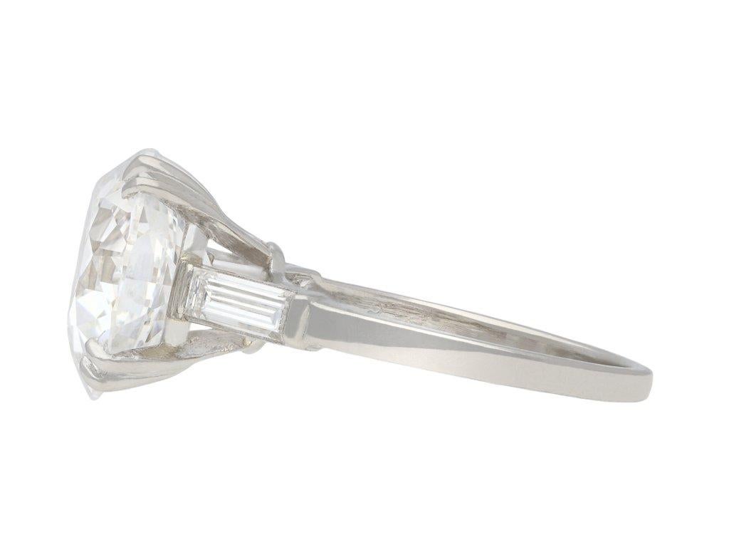 Boucheron Diamantring mit altem Schliff. Besetzt mit einem beeindruckenden runden Diamanten im Altschliff, Farbe E, Reinheit VS2, mit einem Gewicht von 5,03 Karat in einer offenen Klauenfassung, flankiert von zwei rechteckigen Diamanten im
