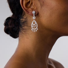 Boucles d'oreilles pendantes Boucheron en or blanc 18 carats avec un diamant de 8,30 carats