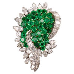Boucheron eine Brosche aus Platin und 18 Karat Gold mit Smaragd und Diamant