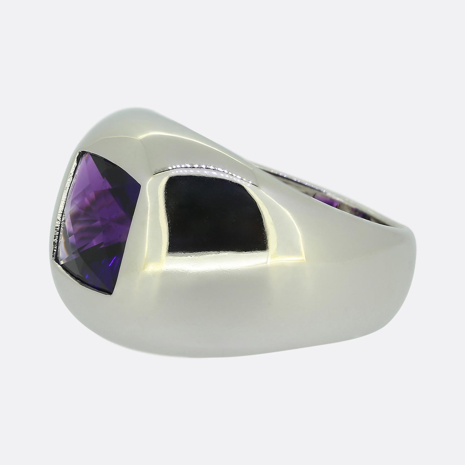 Nous vous présentons ici un anneau en or blanc 18ct de la maison de joaillerie française de renommée mondiale Boucheron. Au centre du visage se trouve une améthyste de forme carrée, d'un violet profond. Cette pierre unique a été solidement sertie