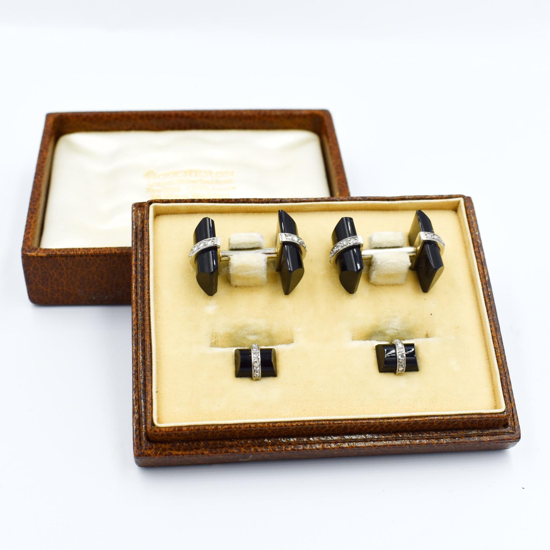 
Ensemble complet de boutons de manchette et de collier de la maison Boucheron Paris, dans leur écrin de cuir d'origine, datant de l'époque Art déco (vers 1920).

Les boutons sont en or blanc 18 carats et en platine, ornés de diamants. Les bâtons