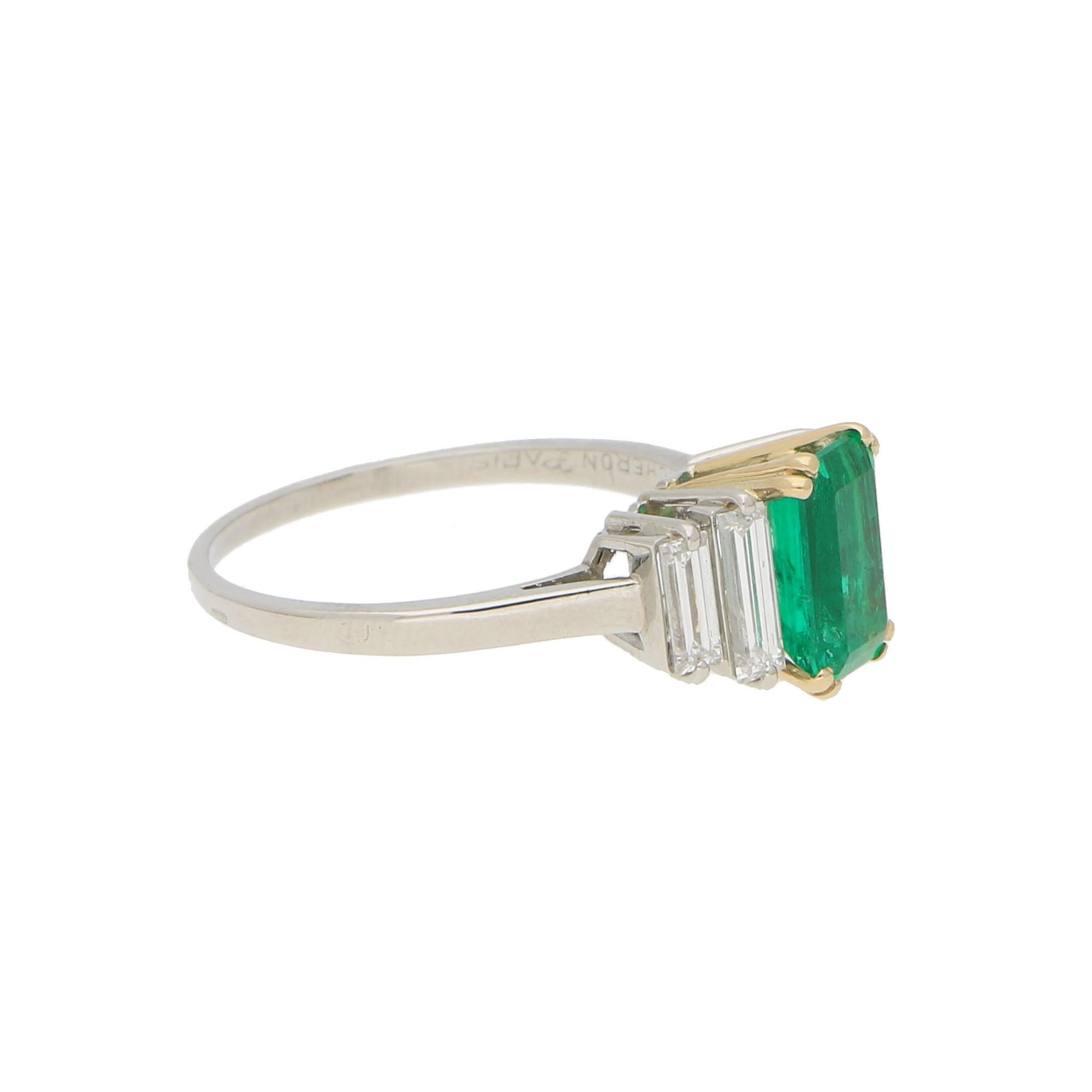 Ein schöner signierter Boucheron Smaragd und Diamant Verlobungs-/Cocktailring in 18k Gelbgold und Platin. 

Das Schmuckstück ist in der Mitte mit einem 1::10 Karat schweren Smaragd im Smaragdschliff besetzt:: der in Gelbgold gefasst ist. Der Smaragd