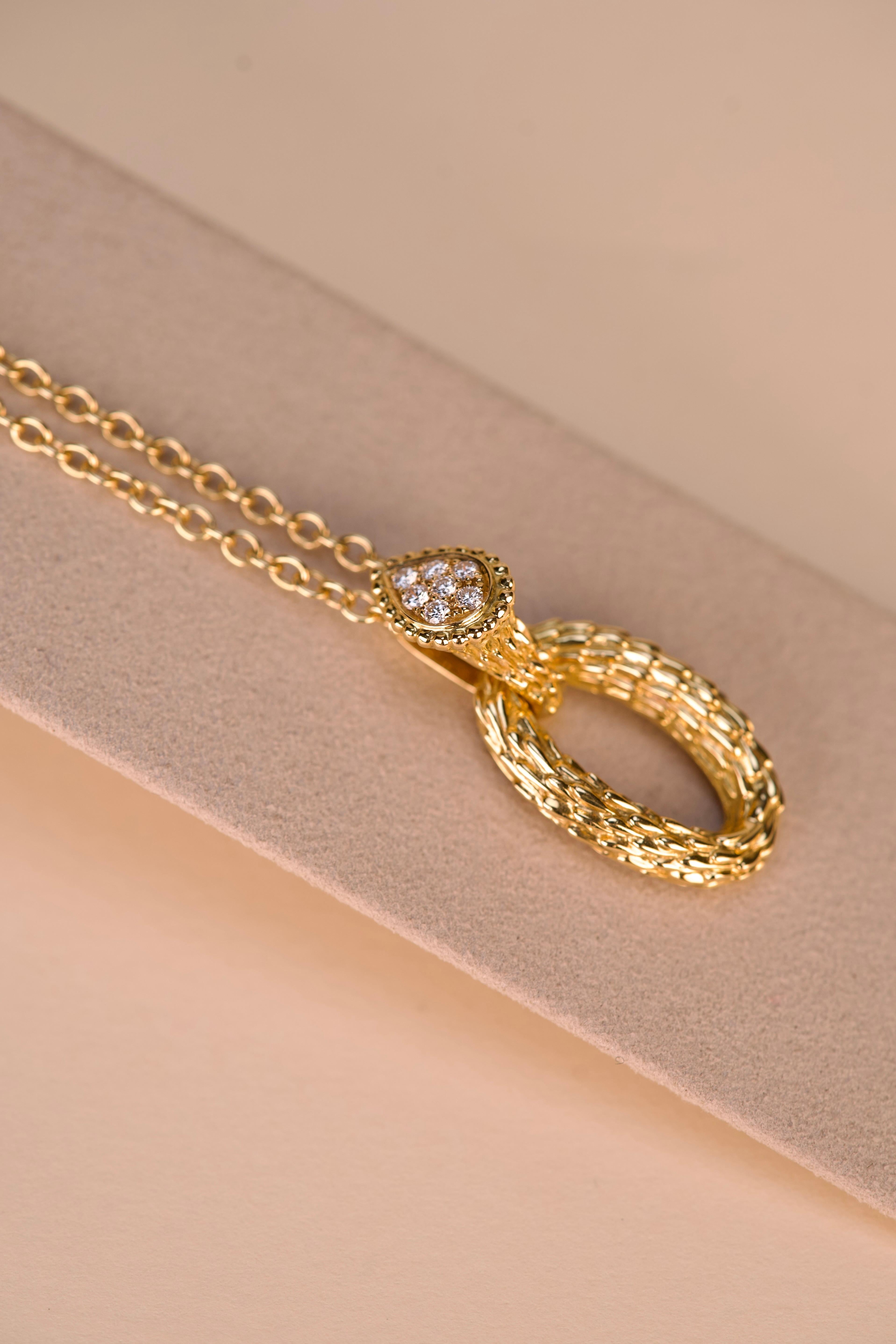 Questa collana Boucheron Bohême Diamond Gold è realizzata in oro giallo 18 kt e appartiene all'iconica collezione Bohême Serpent della Maison, una linea celebrata per le sue forme fluide e la sua eleganza simbolica. Il design è incentrato su una