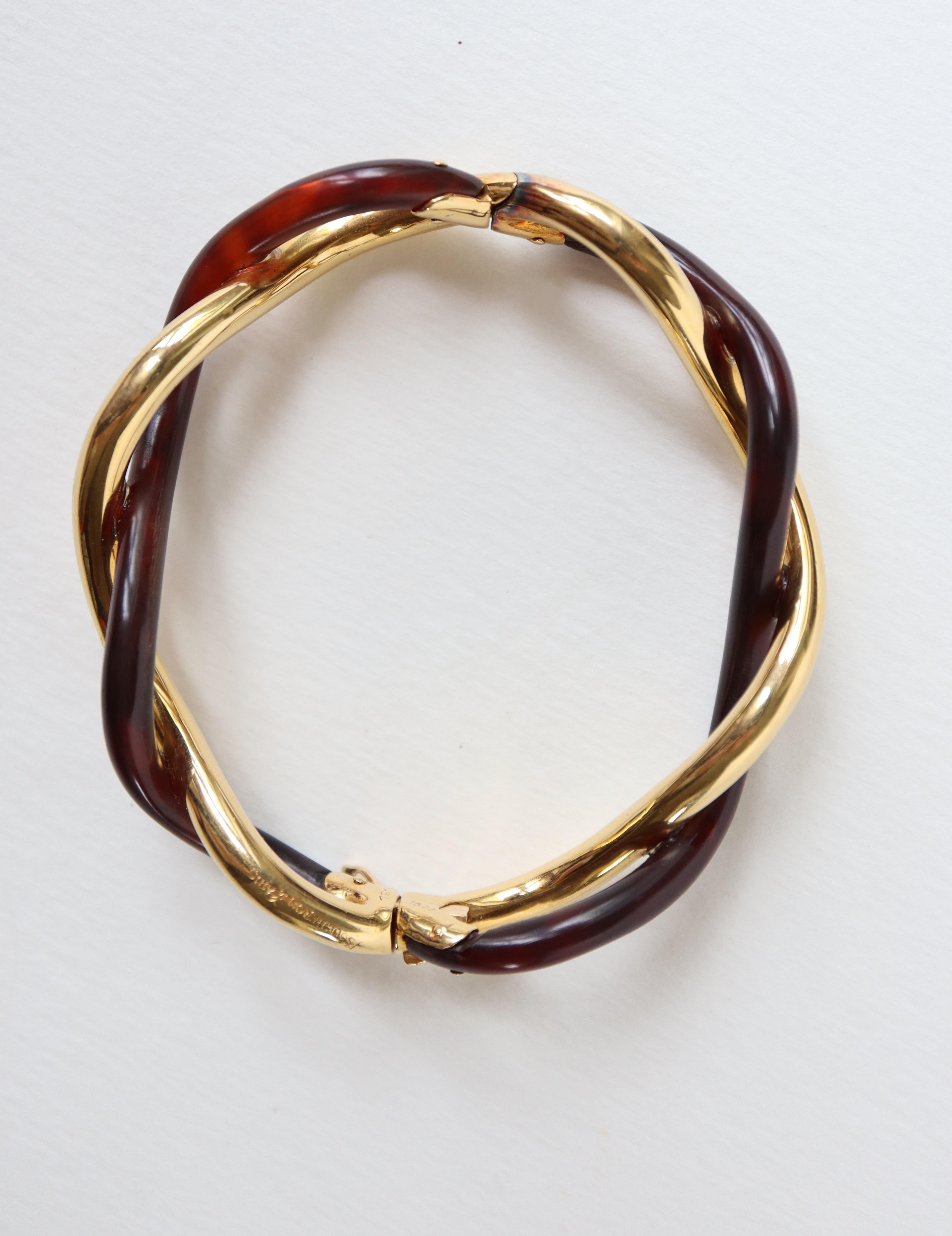 Boucheron Bracelet in 18 Carats Yellow Gold and Tortoise Shell For Sale 3