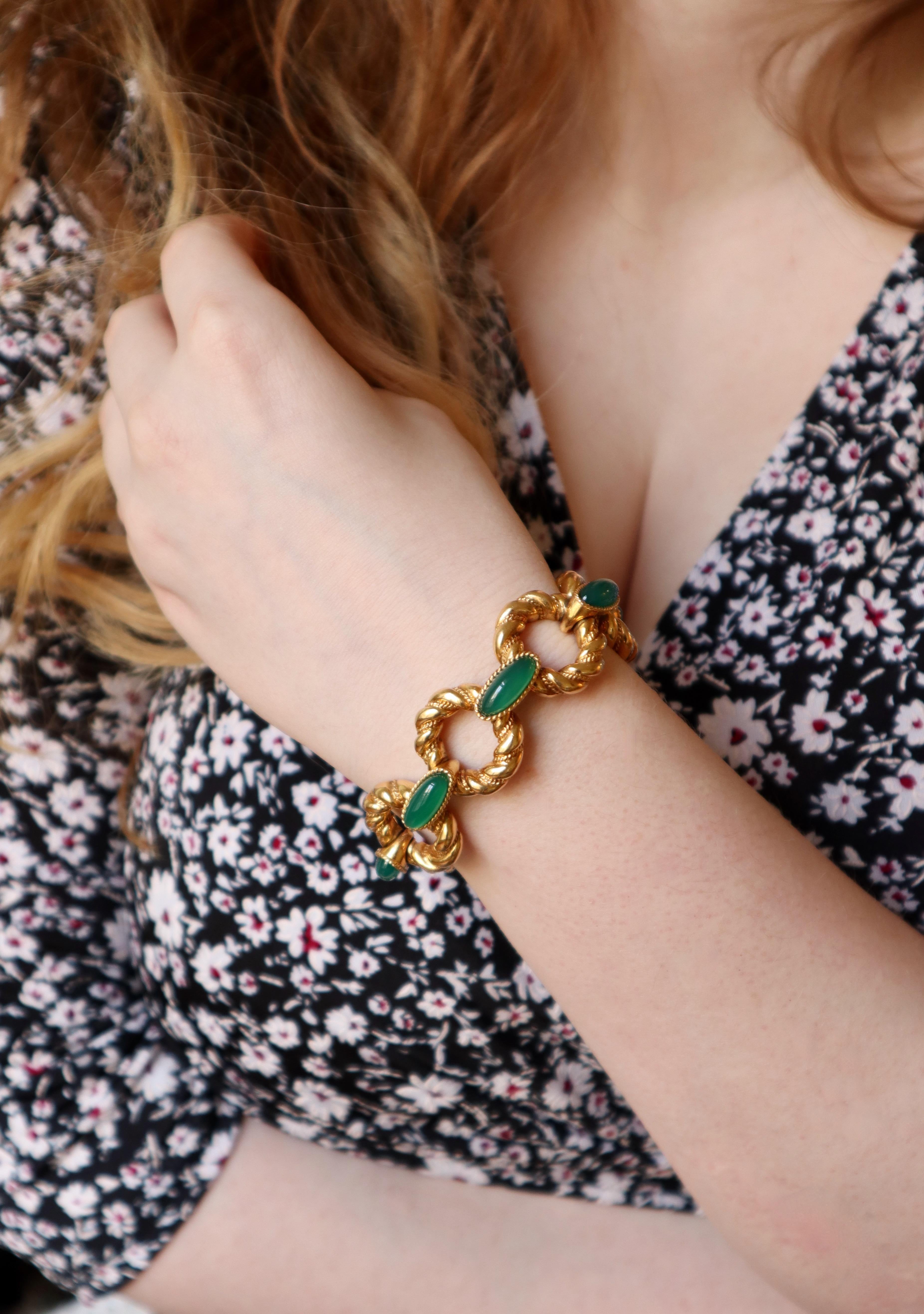 Taille ovale Bracelet Boucheron en or jaune 18 carats avec chrysoprase 1960 en vente