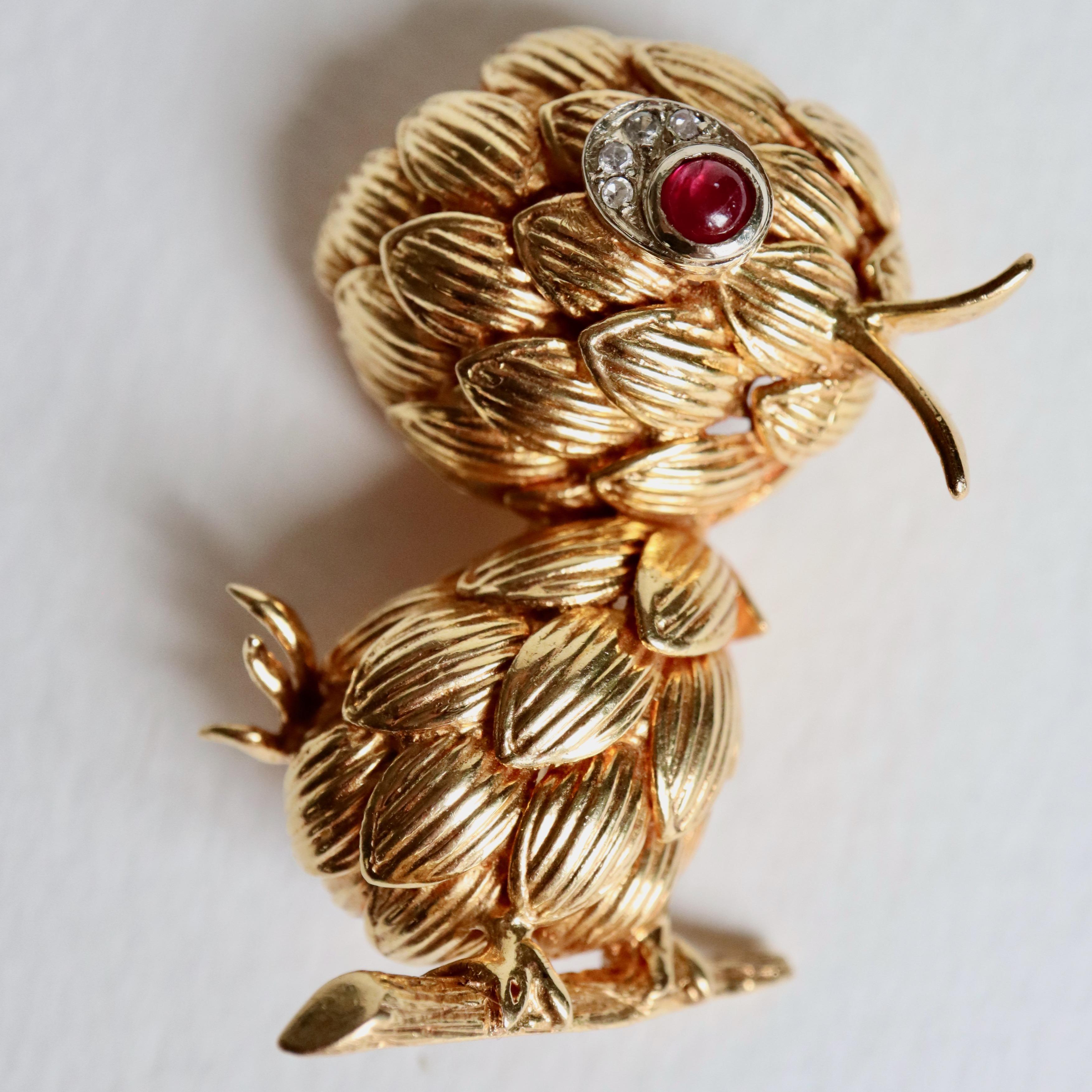 BOUCHERON Brooch representing a Chick in 18 kt yellow Gold, Eye in 18 carat white Gold set with a Cabochon Ruby and 4 Diamonds. Brooch Signed: BOUCHERON PARIS 
Gross weight: 20 g 
Height: 4 cm 
Width: 2.5 cm 
