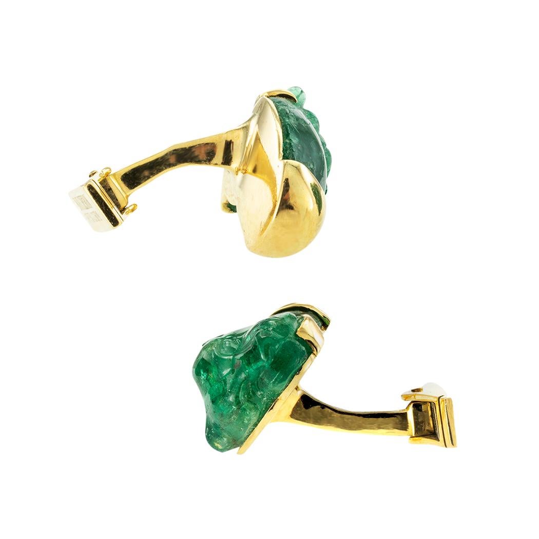 Contemporary Boucheron Carved Emerald Panther Head Yellow Gold Cufflinks