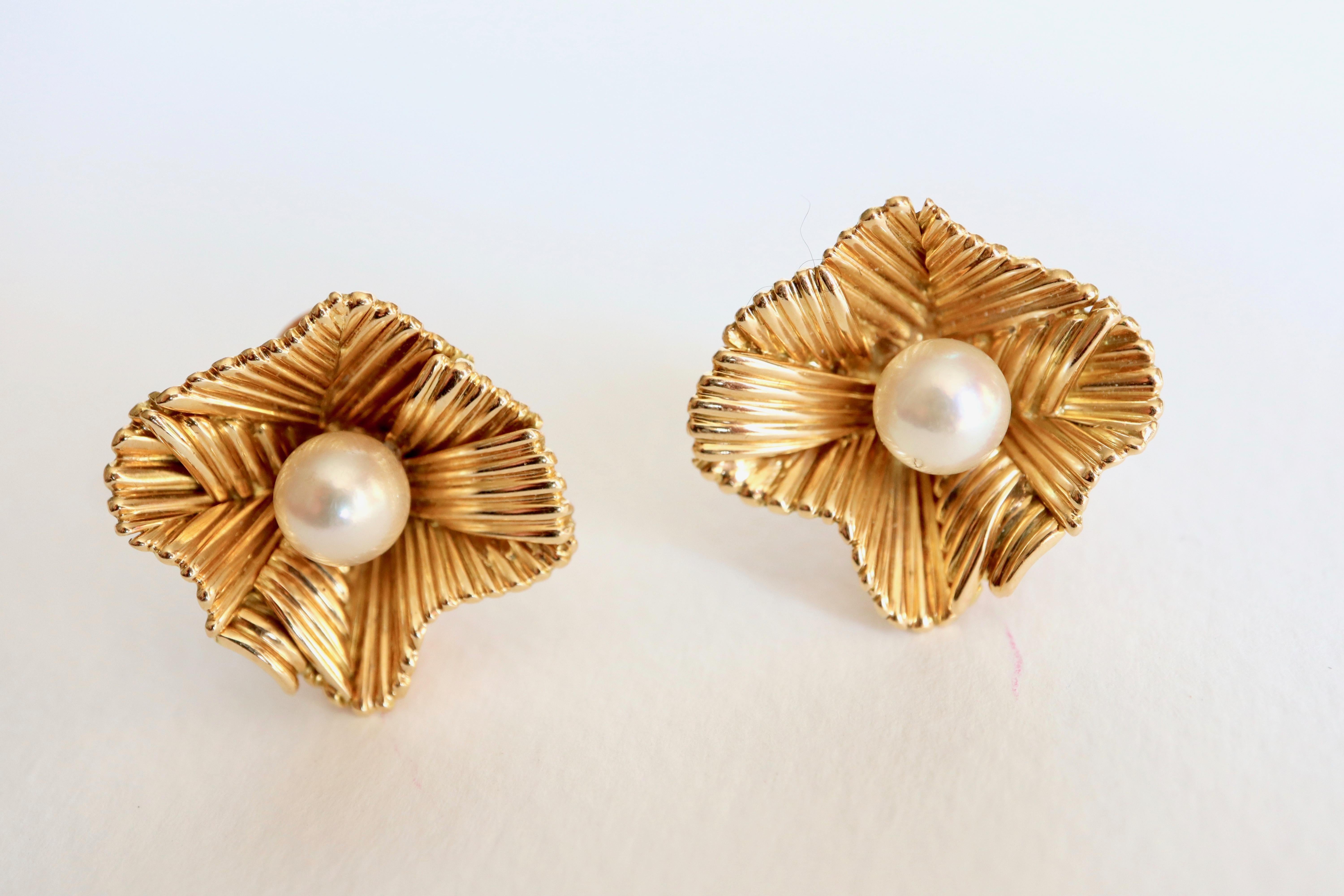Women's Boucheron Clip Earrings circa 1960 Petals in 18 Carat Gold and Pearl For Sale