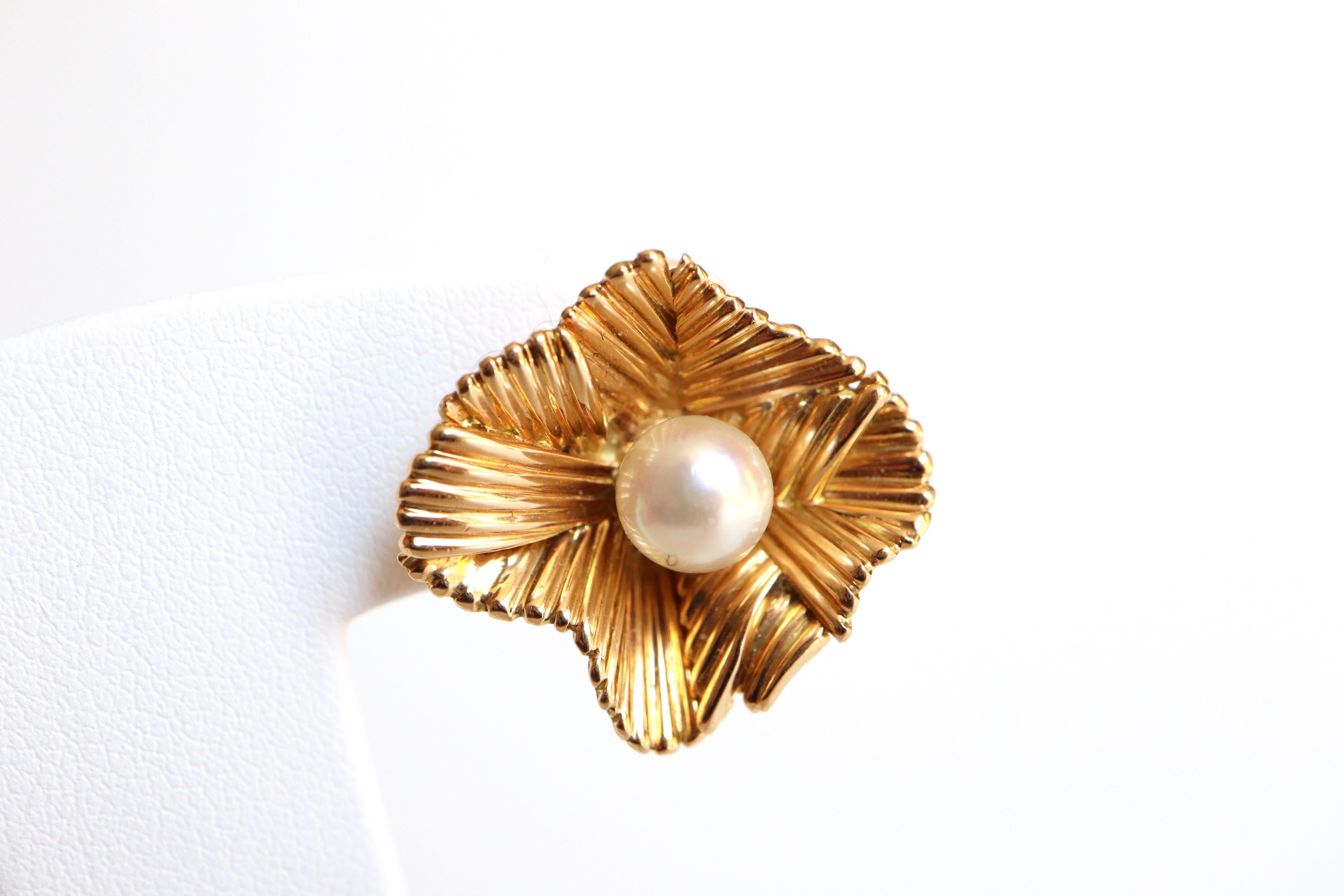 Boucheron Clip Earrings circa 1960 Petals in 18 Carat Gold and Pearl For Sale 6