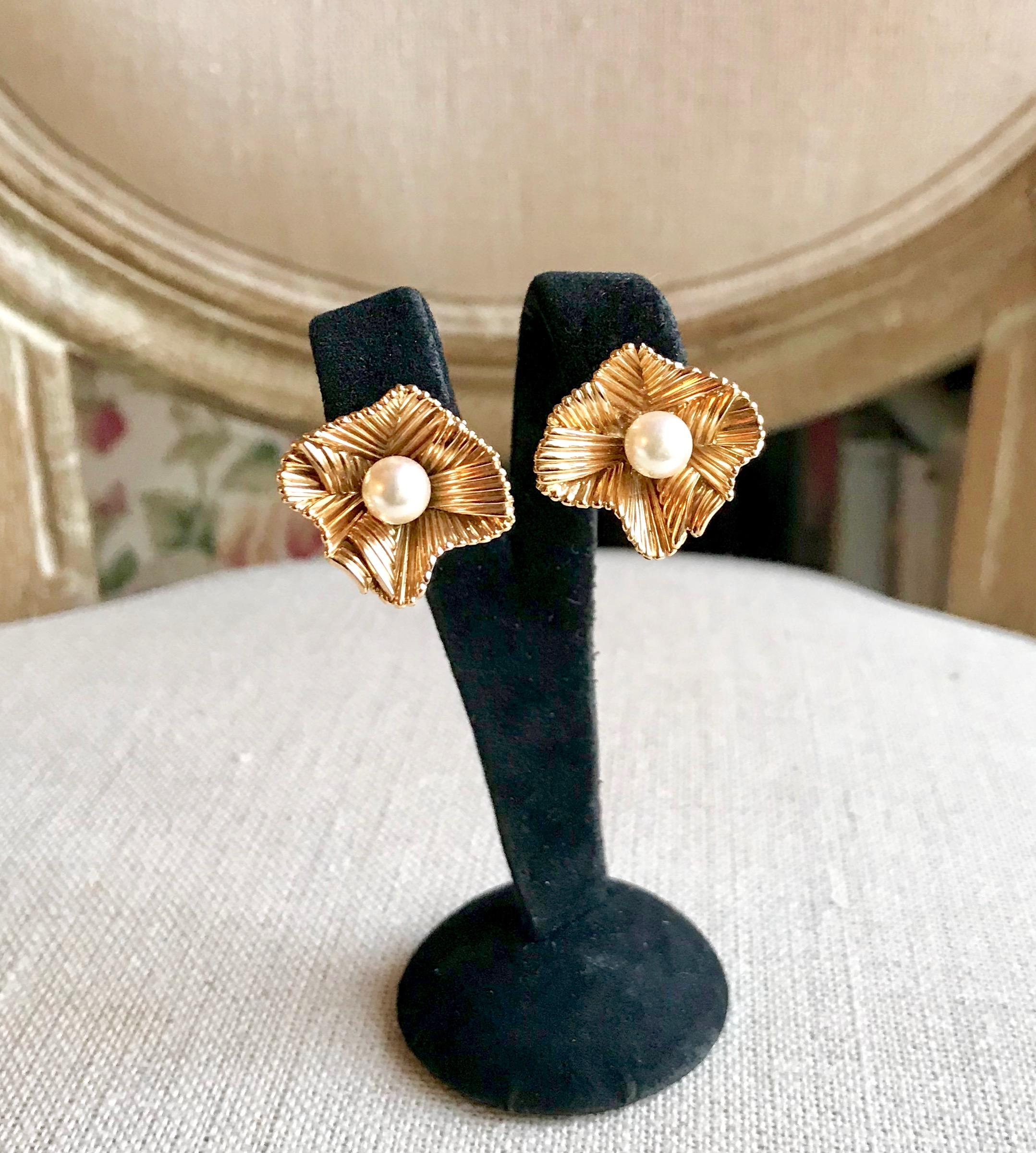 Boucheron Clip Earrings circa 1960 Petals in 18 Carat Gold and Pearl For Sale 1