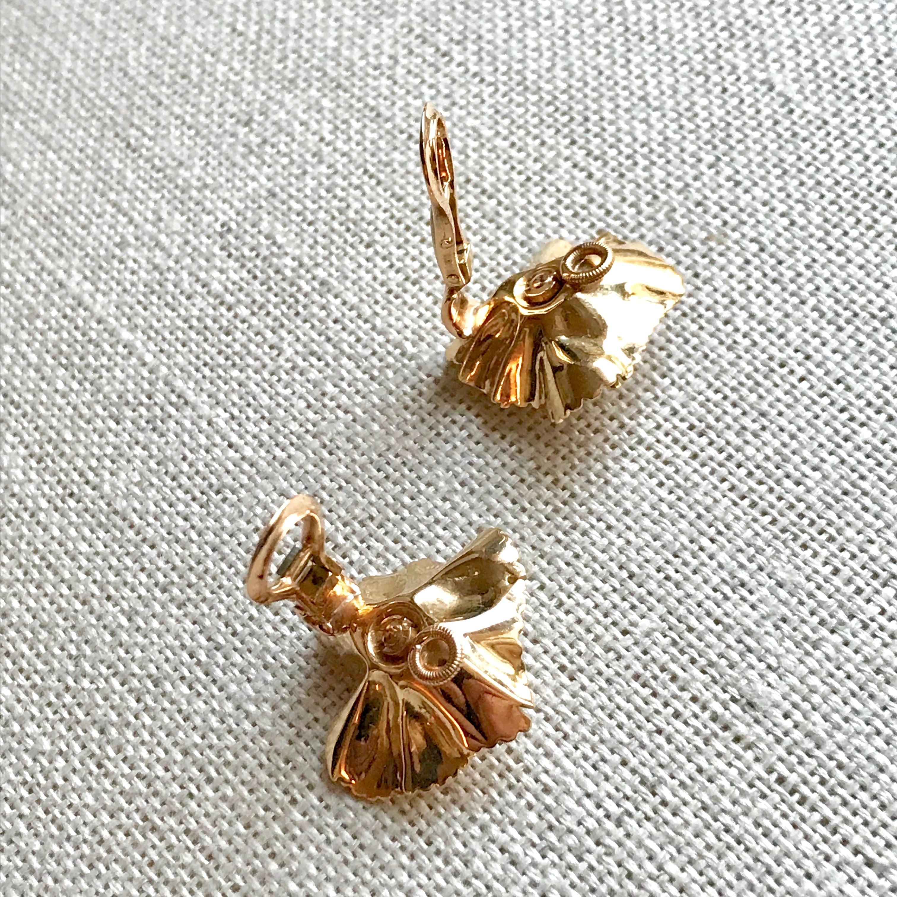 Boucheron Clip Earrings circa 1960 Petals in 18 Carat Gold and Pearl 3