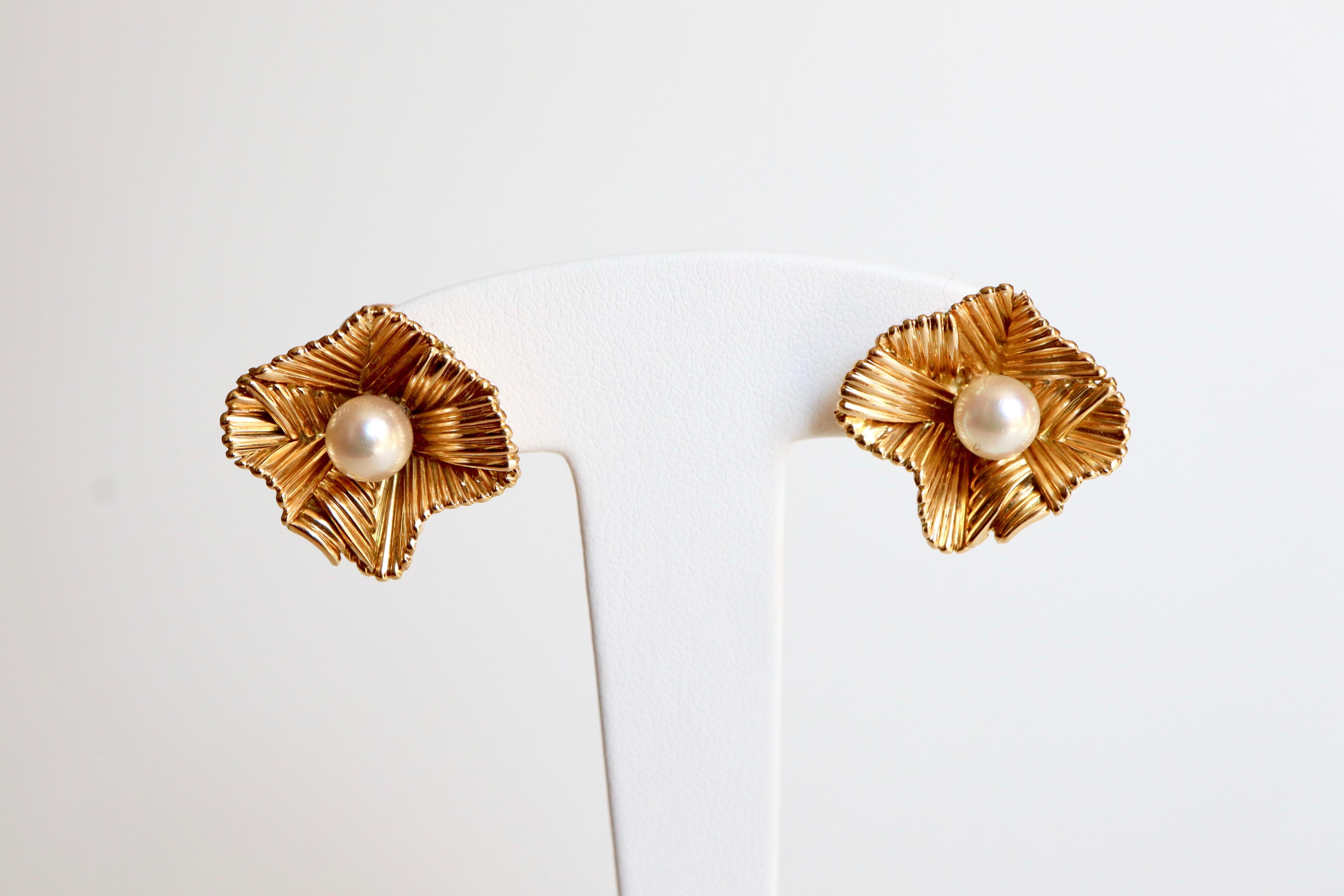 Boucheron Clip Earrings circa 1960 Petals in 18 Carat Gold and Pearl In Good Condition For Sale In Paris, FR