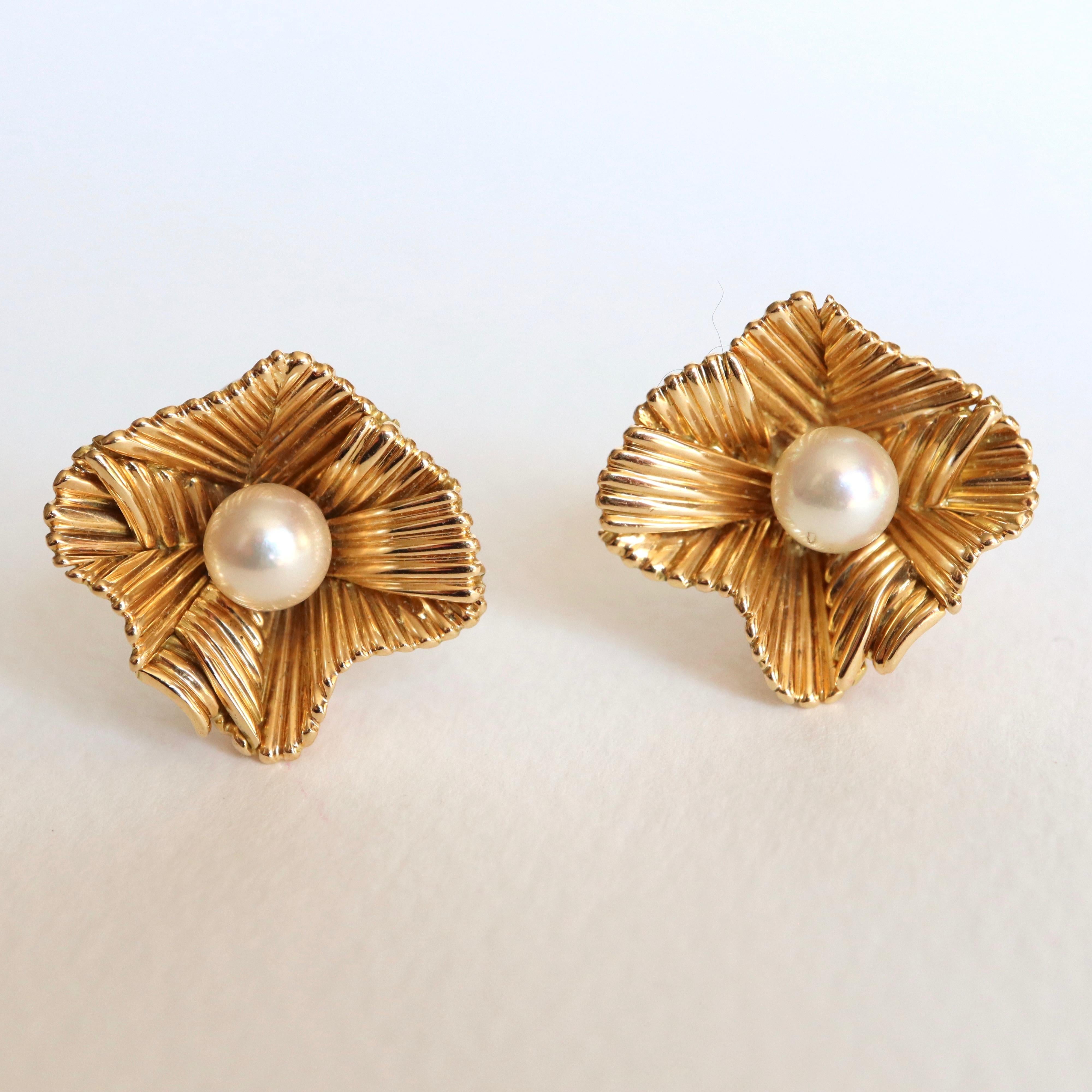 Boucheron Clip Earrings circa 1960 Petals in 18 Carat Gold and Pearl For Sale 5