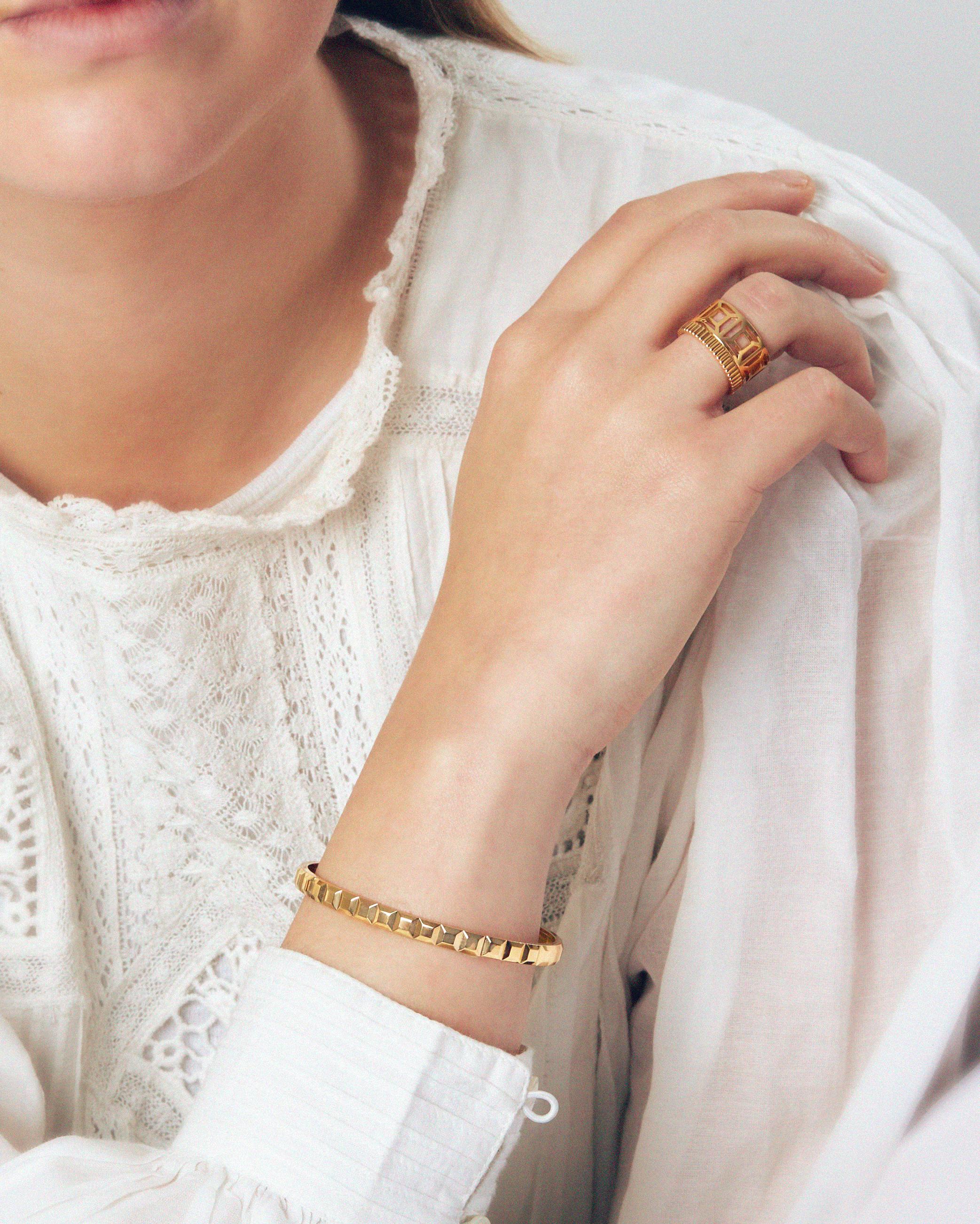 Bracelet Boucheron Clou de Paris en or jaune 18ct. 

Un vrai classique, et un hommage à la ville lumière, et aux pavés situés sur la place Vendome à Paris France. 

Description : Boucheron Clou de
Bracelet Paris
Bracelet signé et numéroté.
Boîte et