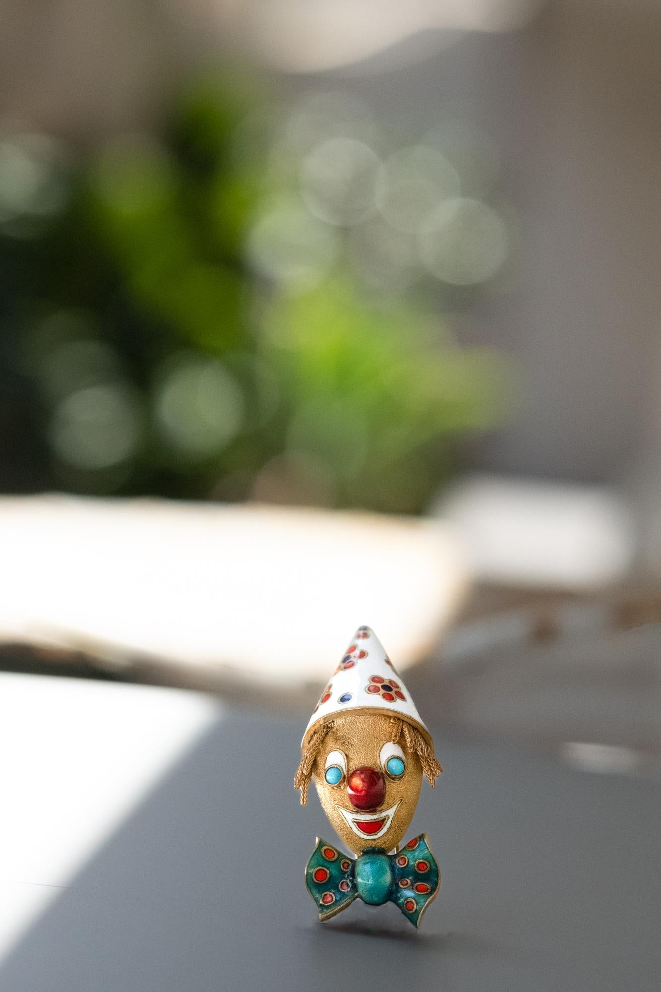 Cabochon Boucheron 'Clown' enamel and 18ct yellow gold Brooch For Sale