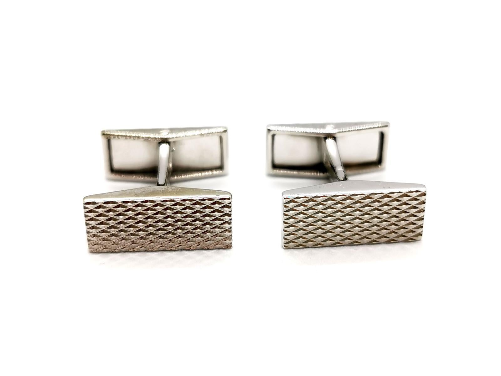Cufflinks. signed by Maison Boucheron. in 750 thousandths (18K) white gold. diamond point motif. length: 1.66 cm. width: 0.70 cm. total weight: 8.97 g. stamped head eagle. excellent condition.
