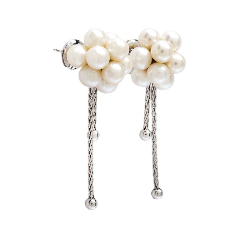 This incredible pair of earrings from Boucheron has been created by the Maison's skilled craftsmen with such precision every detail speaks perfection. They are designed with 18k white gold and flaunt a cluster of elegant cultured pearls, a total of