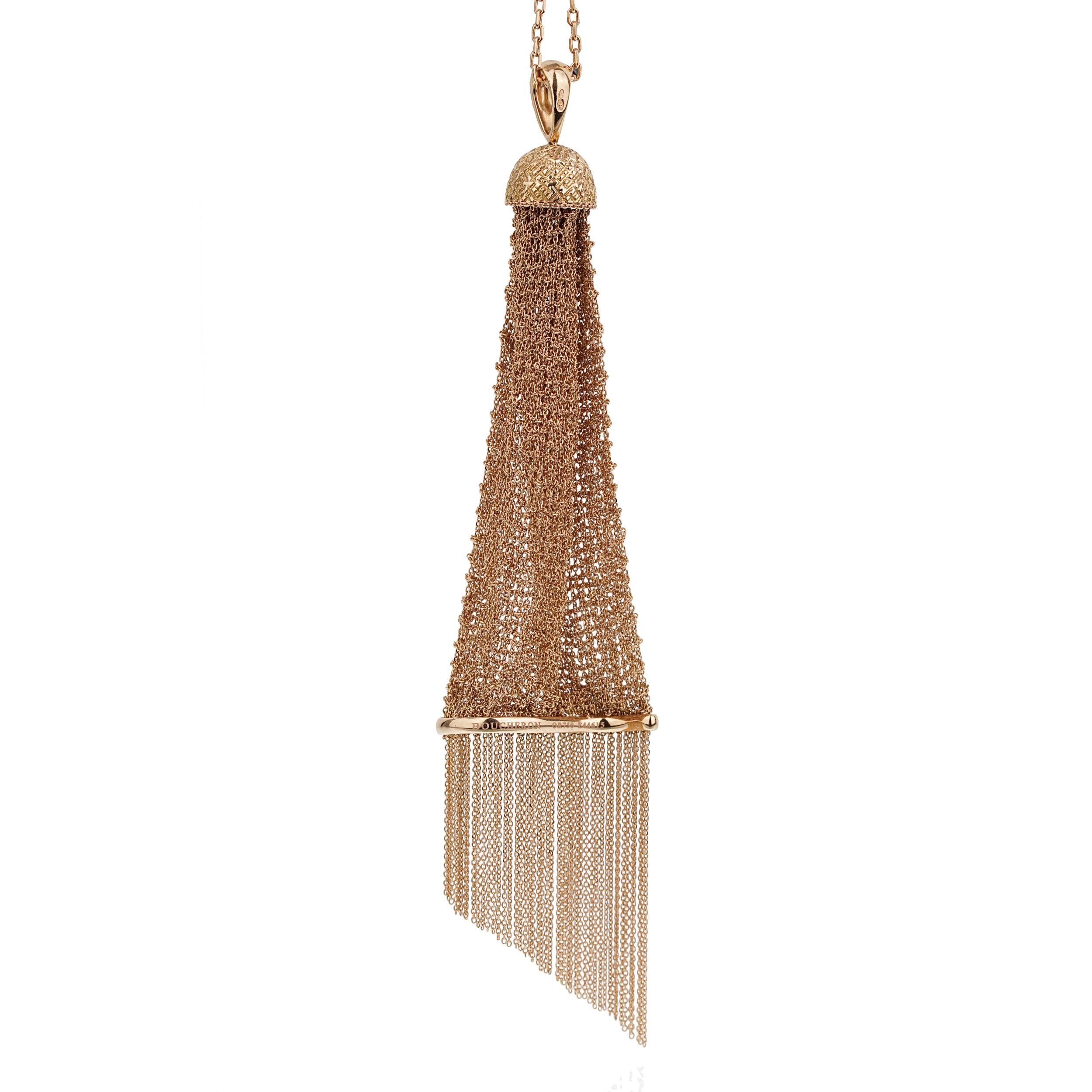 Squisitamente realizzata in oro rosa 18 carati, la collana presenta un pendente a cascata delicato e ricco di dettagli. La tonalità calda e la finitura lucida dell'oro rosa creano un contrasto accattivante, esaltando il fascino naturale del