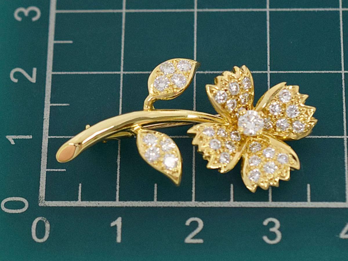 Round Cut Boucheron Diamond 18 Karat Yellow Gold Flower Brooch