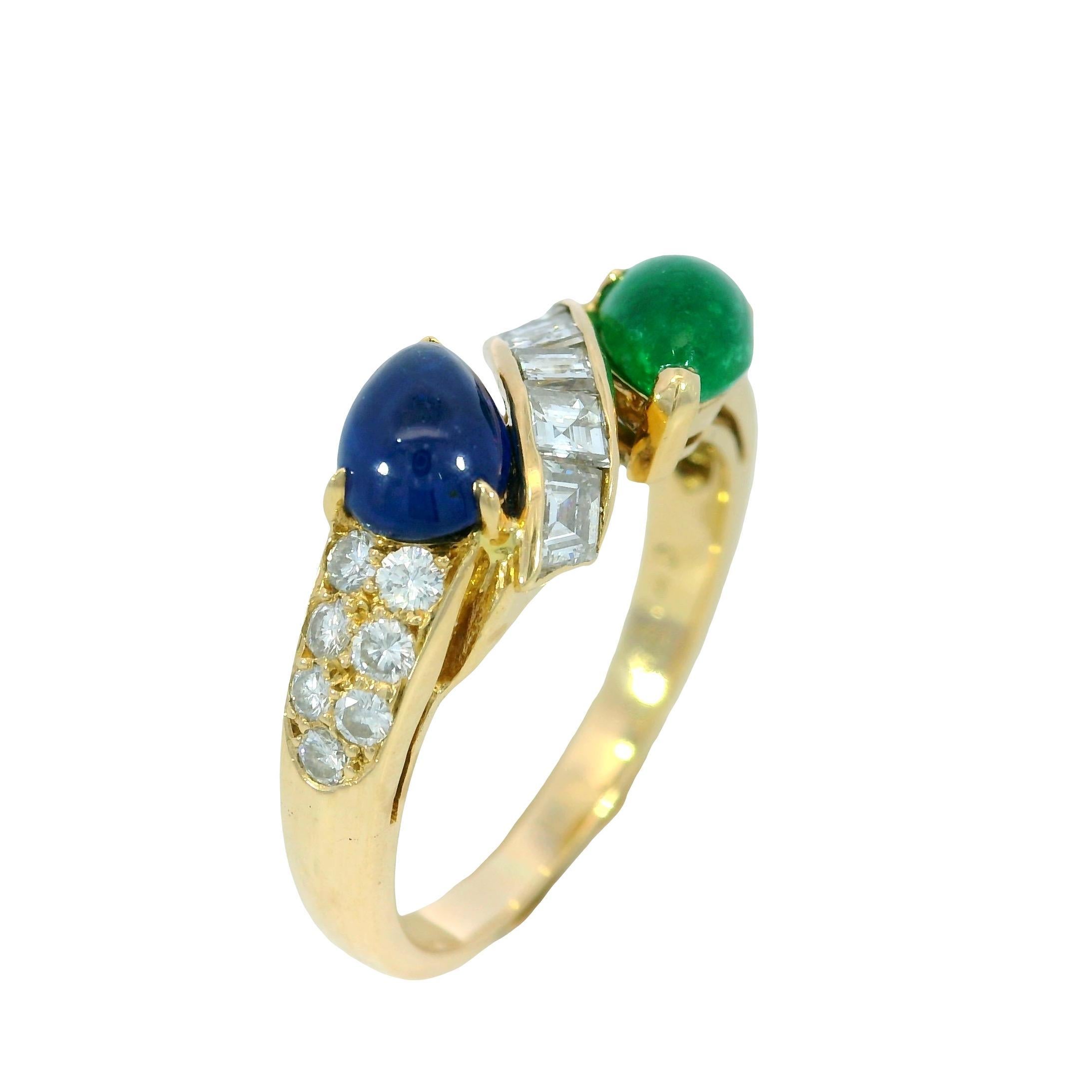 Boucheron Diamond Band Ring Smaragd Saphir Twist 18K Gelbgold Größe 5,5

Dieser lebhafte Ring präsentiert einen birnenförmigen Cabochon-Smaragd (~.45ctw) und einen Saphir (~.45ctw), gefasst in einem eleganten Bypass-Design, das Bewegung und Kontrast
