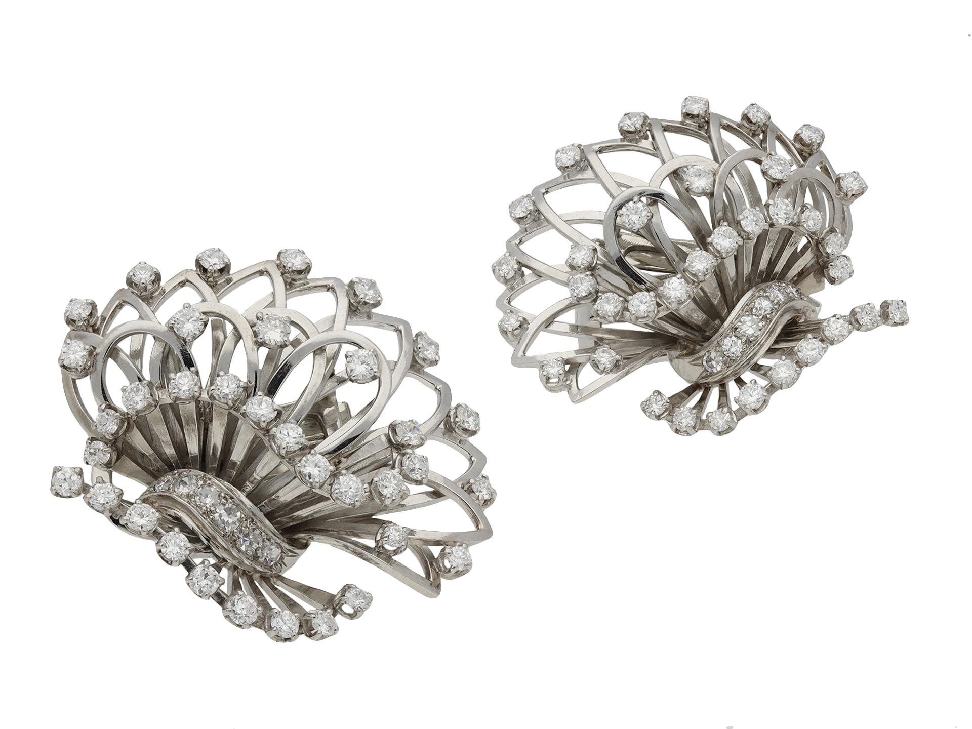 Boucheron Diamant-Ohrringe. Ein passendes Paar, jeweils besetzt mit fünfunddreißig runden Brillanten in offenen Krallenfassungen, insgesamt siebzig, mit einem Gesamtgewicht von ca. 2,10 Karat, außerdem besetzt mit sechs runden Diamanten im
